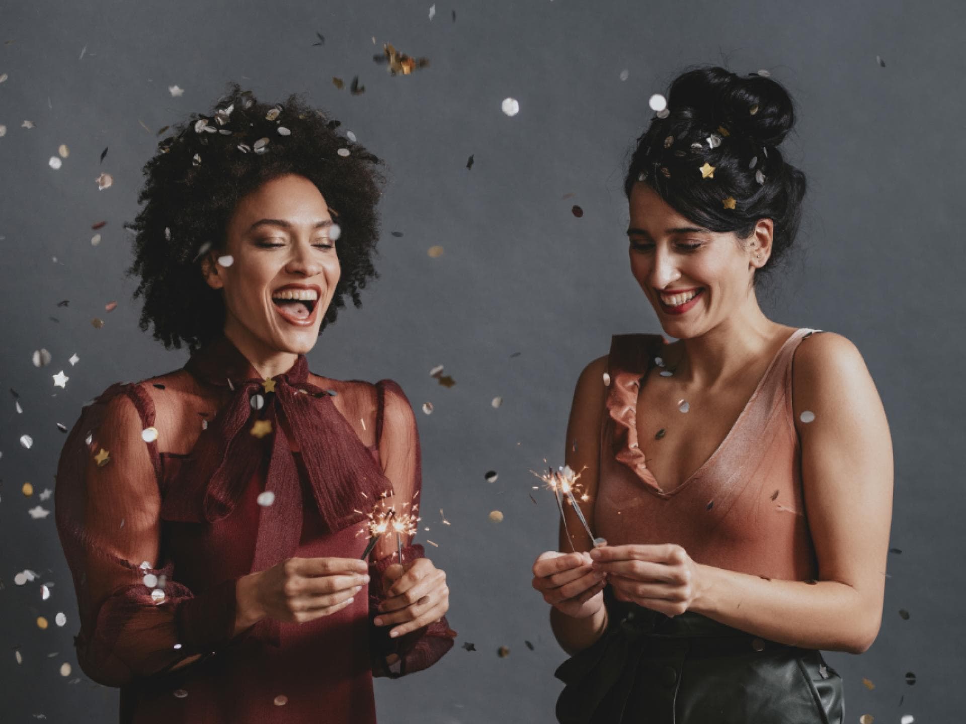 Zwei Frauen feiern Silvester 