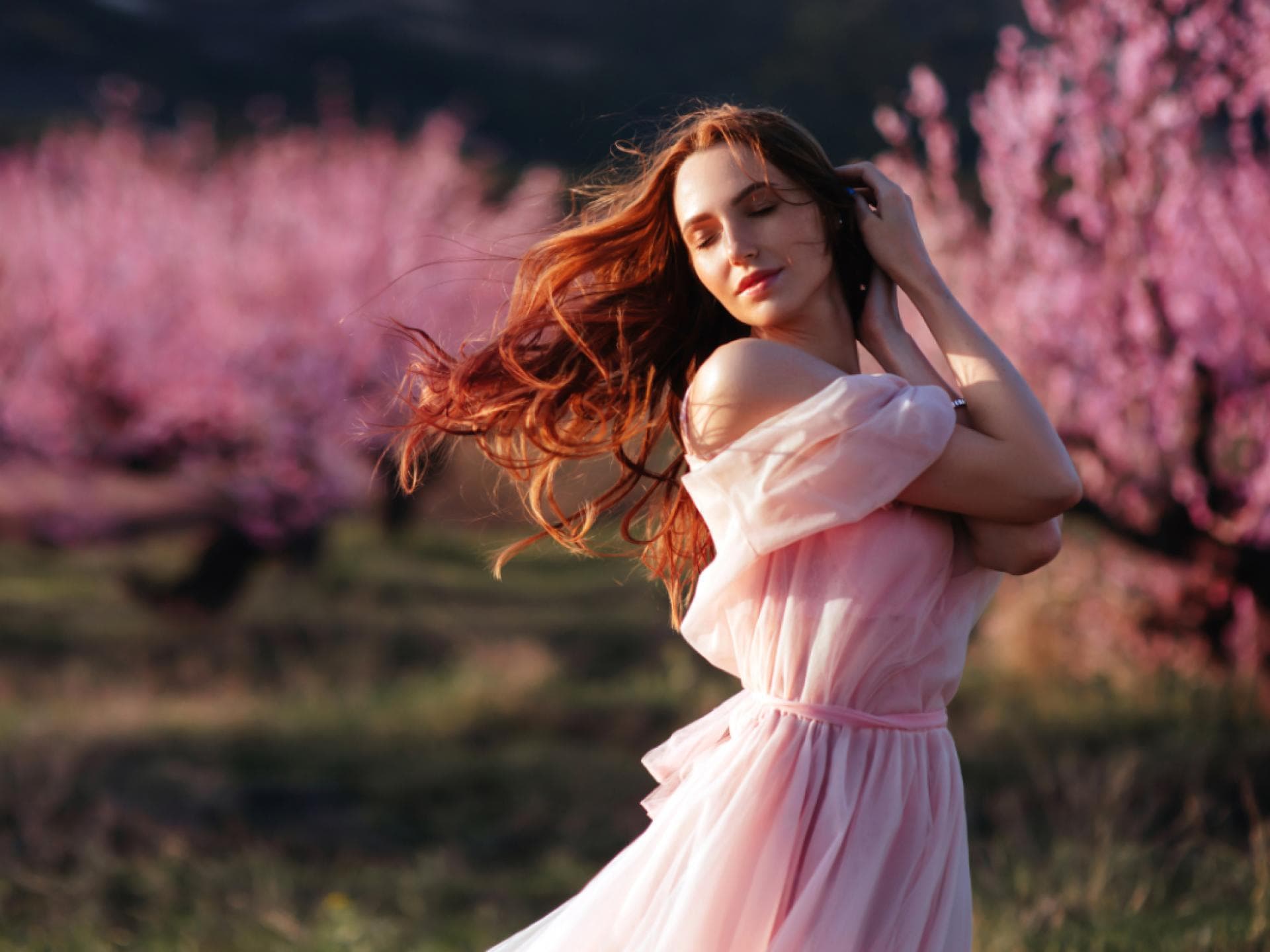Frau mit Kleid Rosa