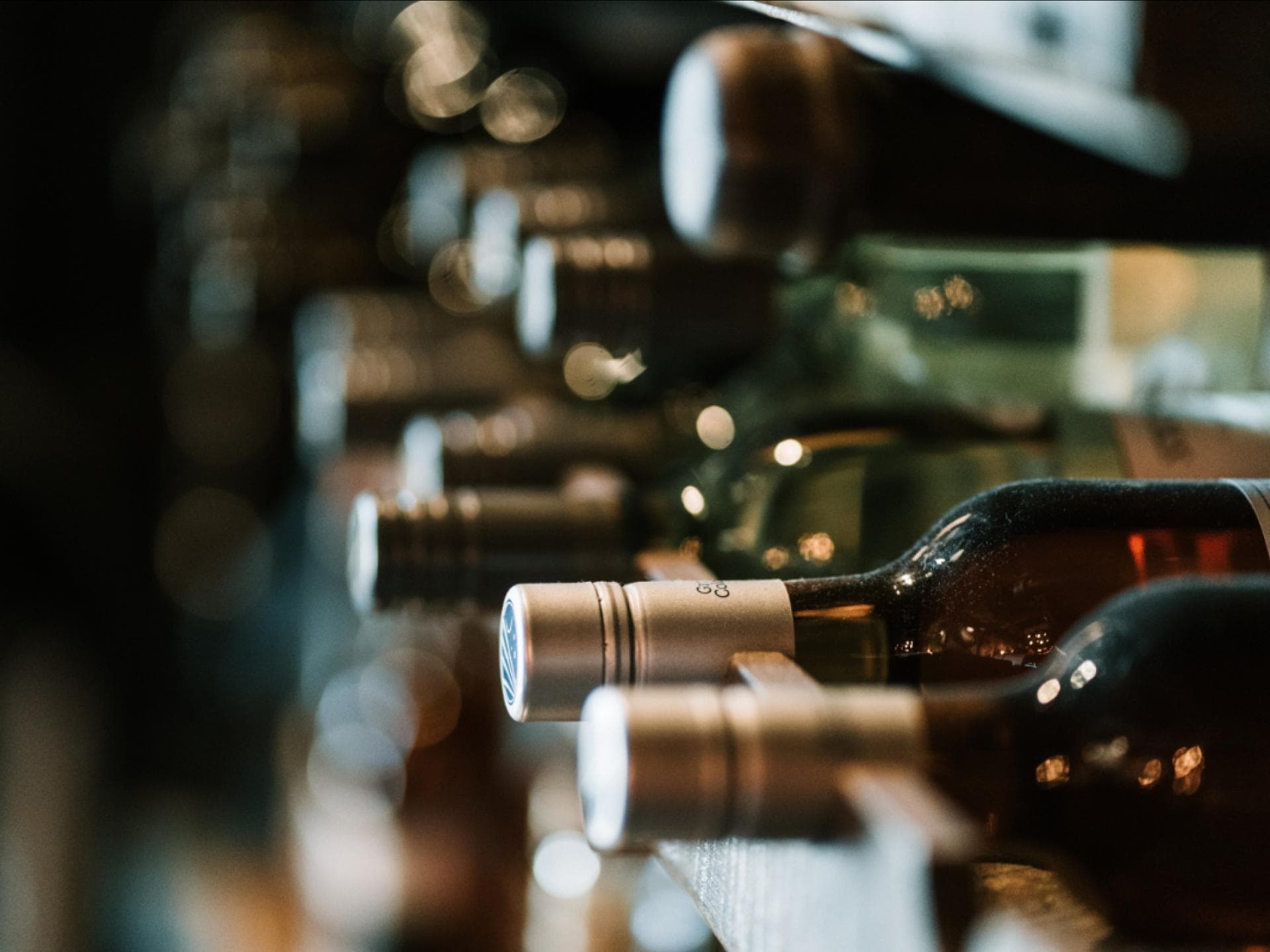 Wein im Weinregal