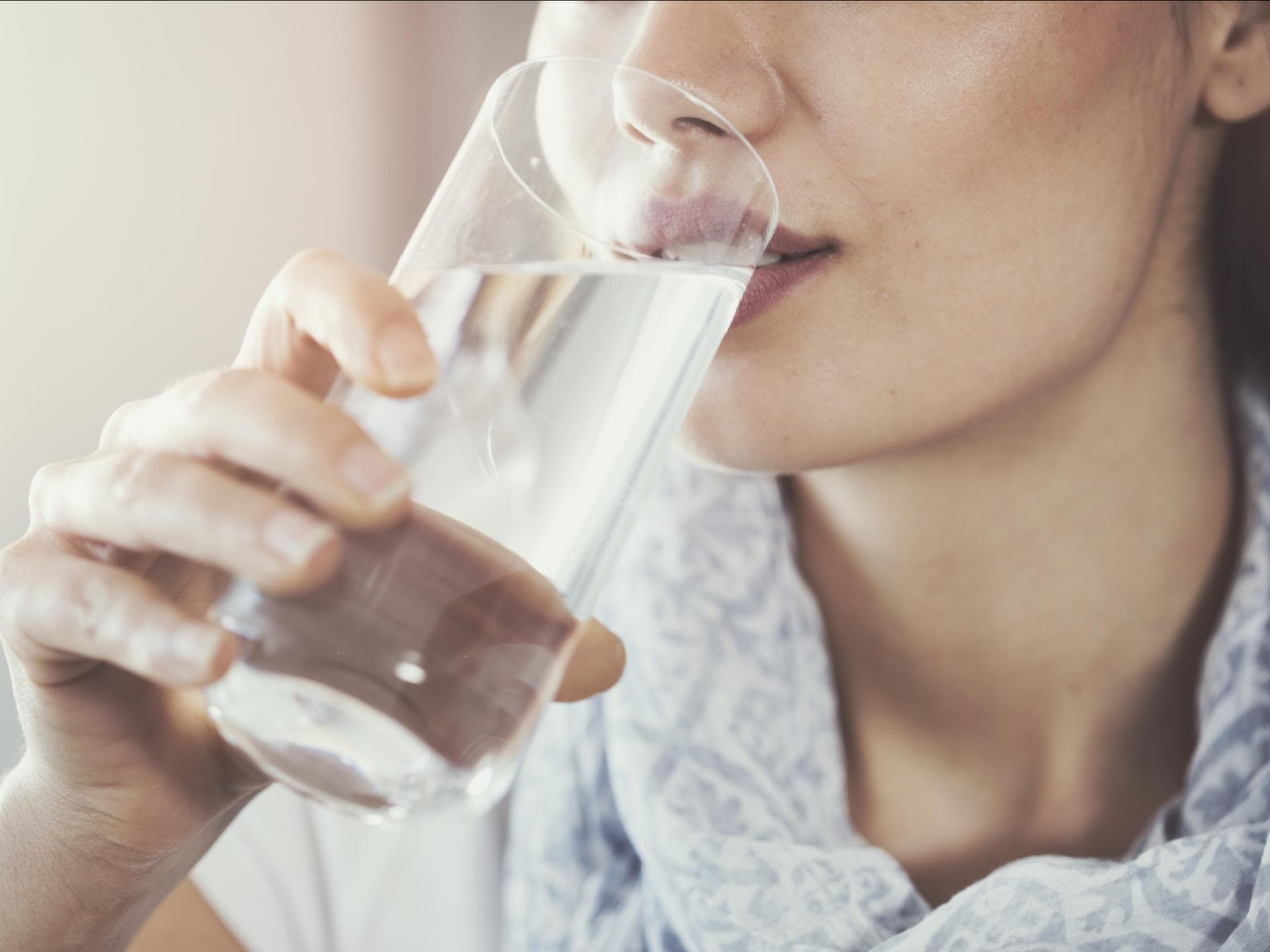 Frau trink Wasser - Abnehmen mit Tropfen