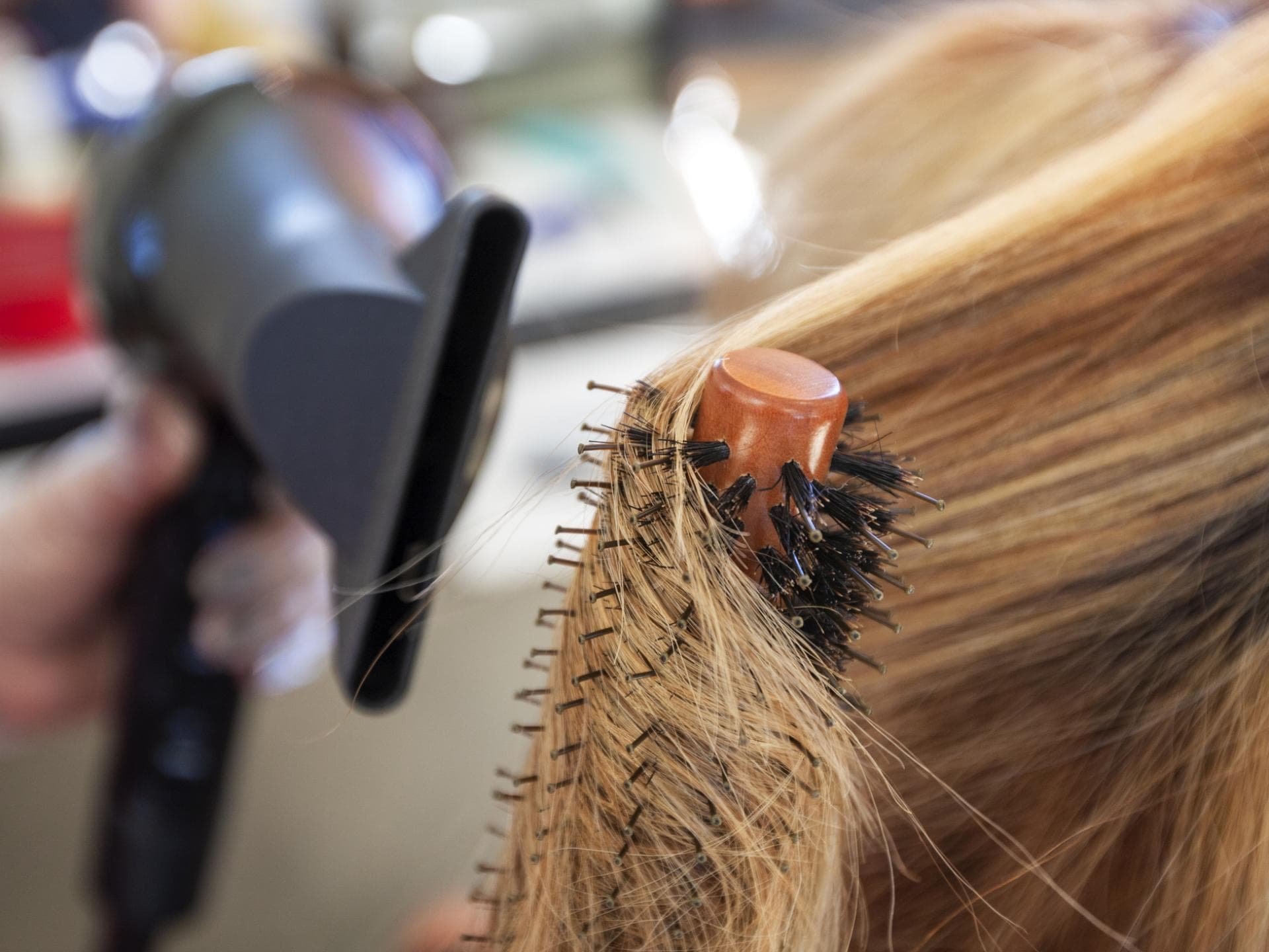 Föhn Frisur mit Haarbürste