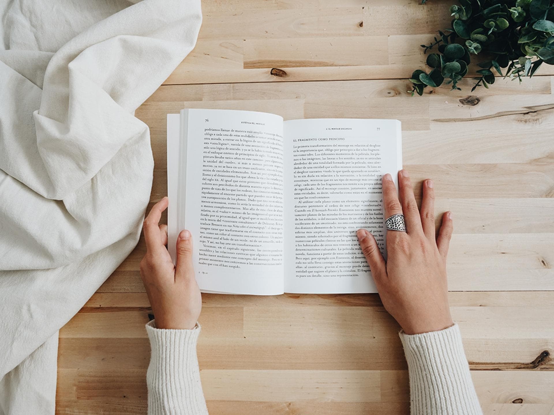 aufgeschlagenes Buch auf einem Tisch