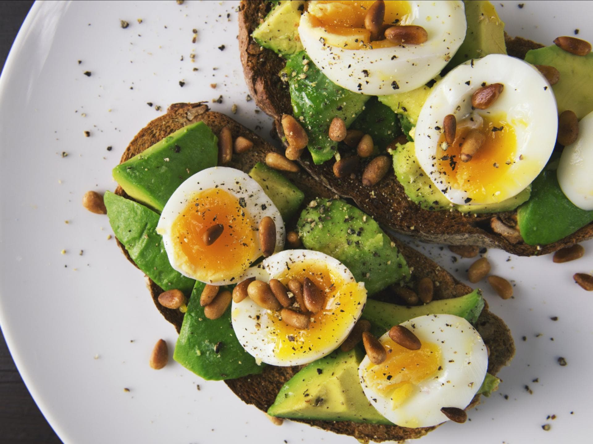 Vollkornbrot mit Ei und Avocado