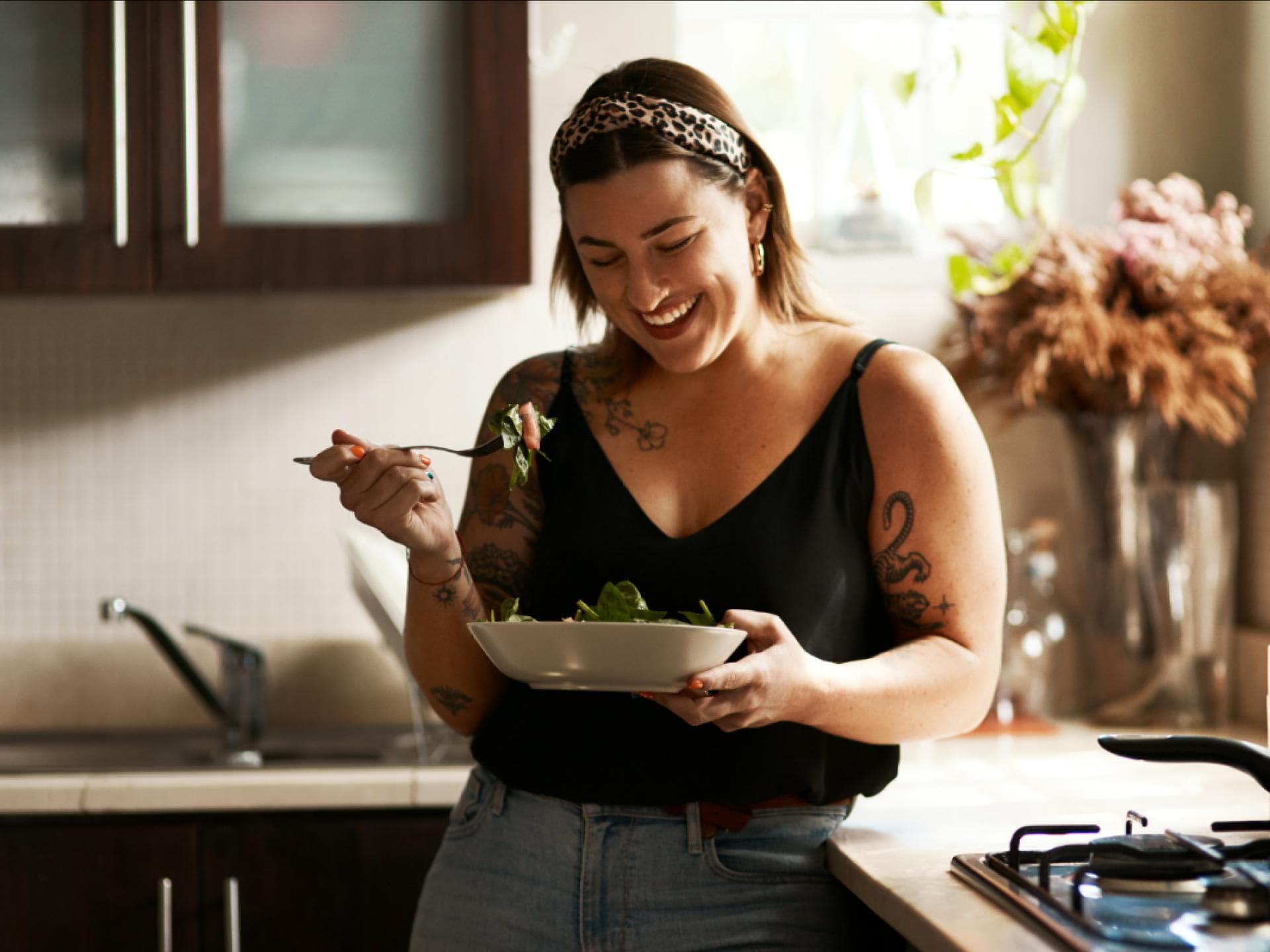 Frau isst vegan