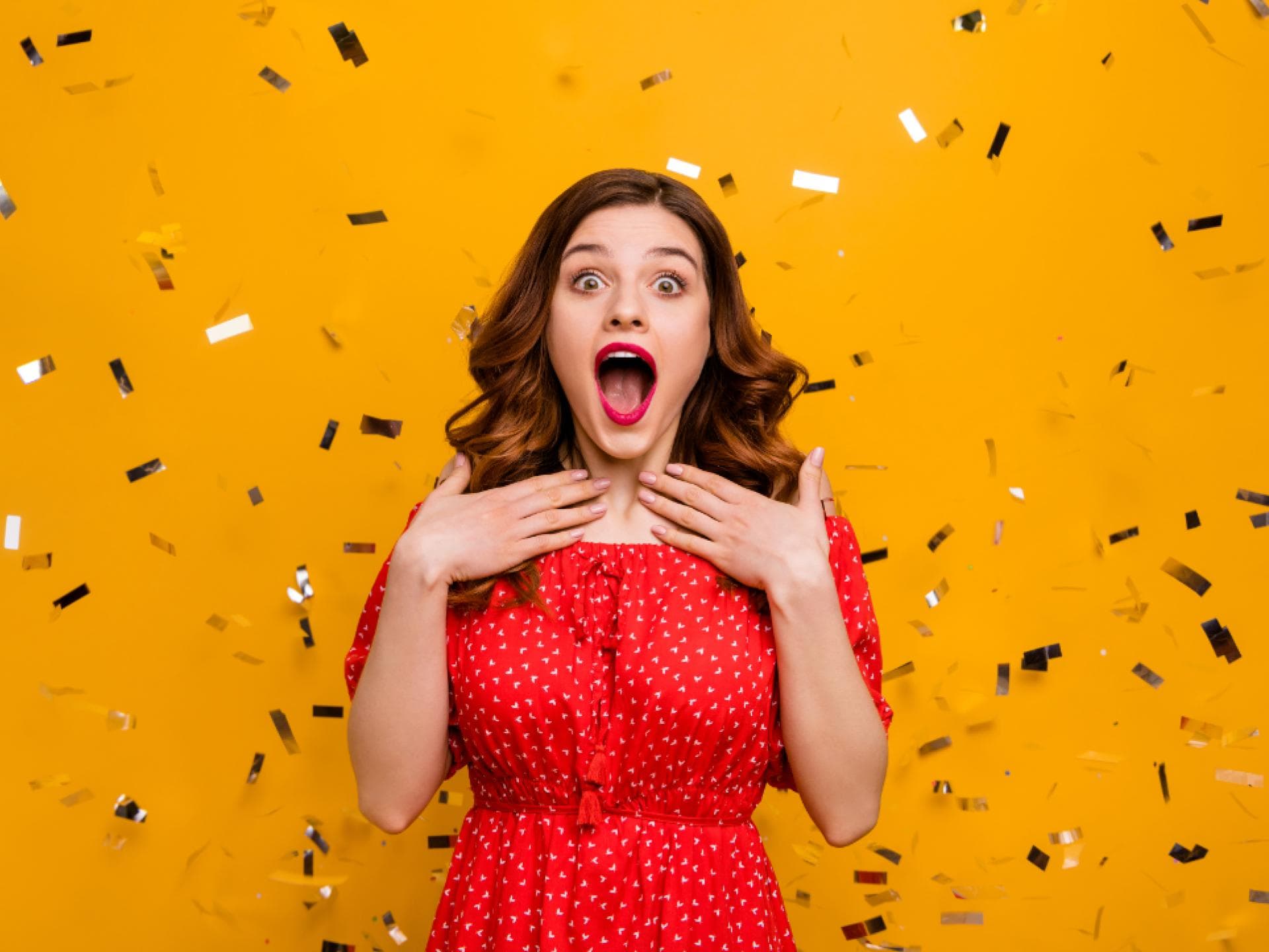 Frau freut sich über Gewinn Frau freut sich über Gewinn