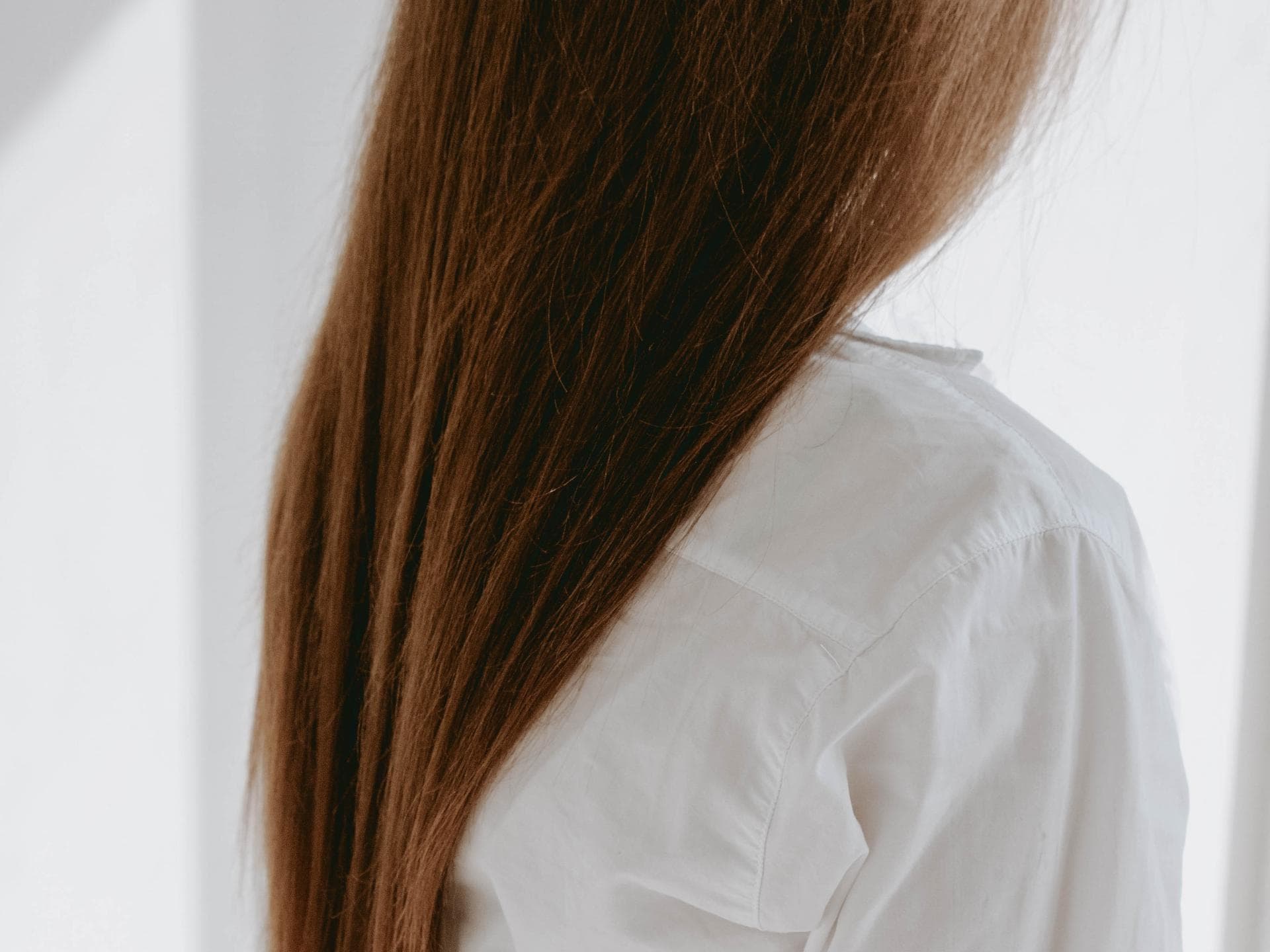 Frau mit weißer Bluse und langen Haaren