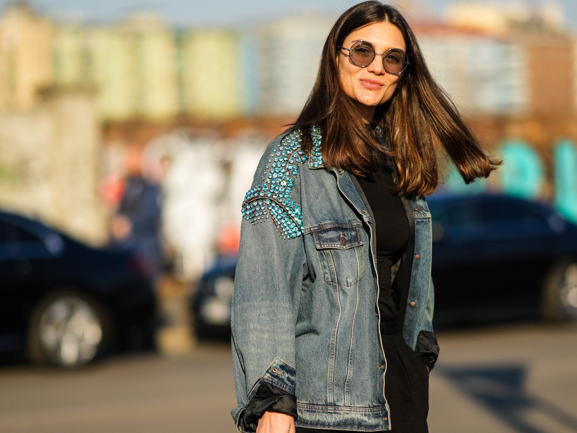 Frau trägt Jeansjacke