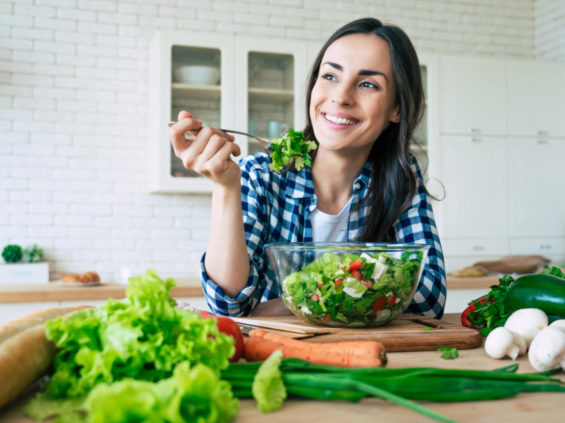 Frau isst Salat vegan 
