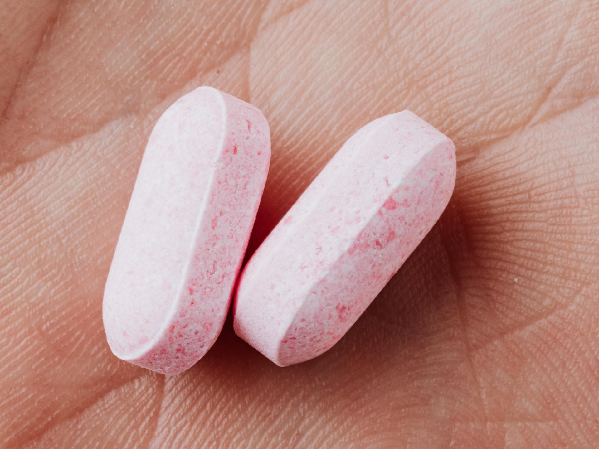 Rosa Tabletten liegen auf der Hand 