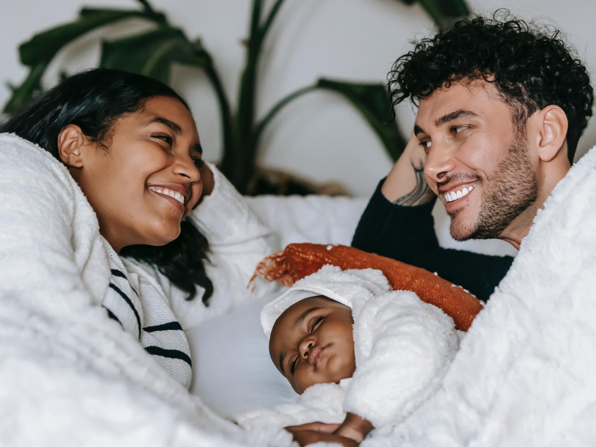 Familie liegt im Bett