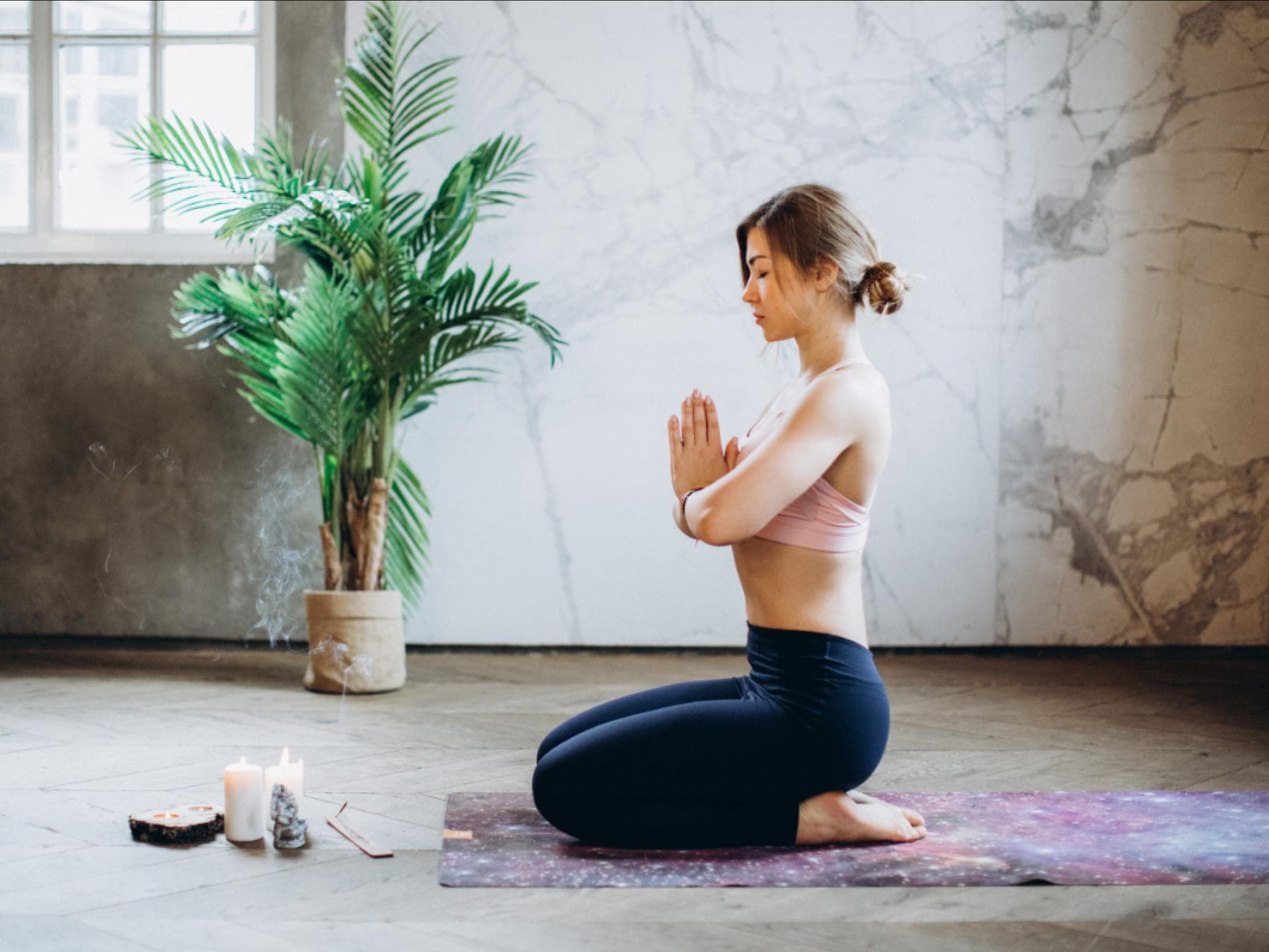 Frau macht Yoga