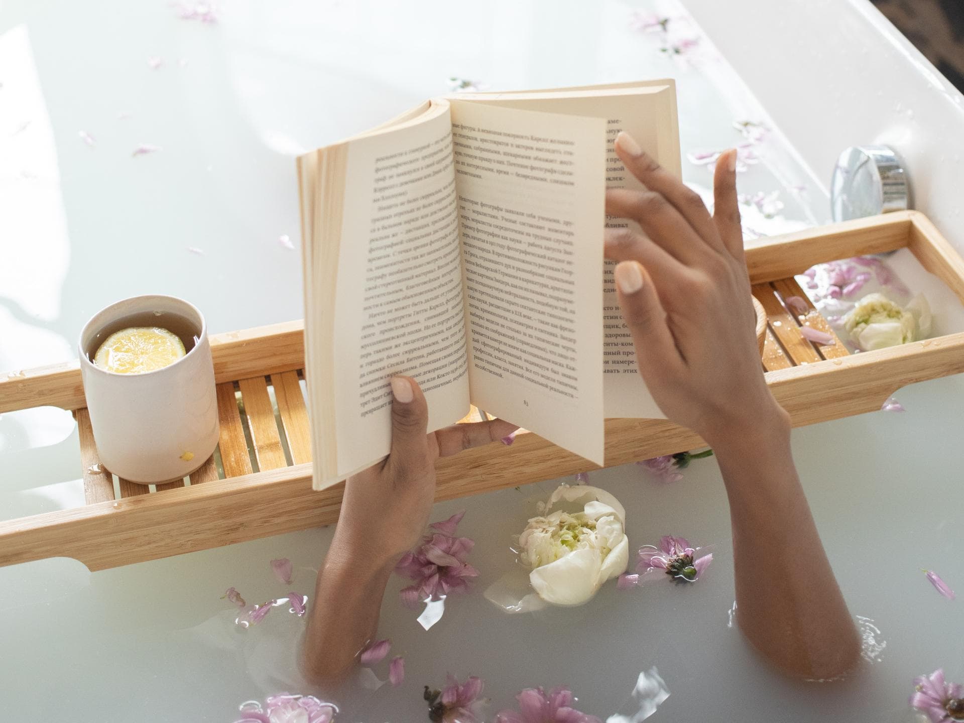 In Badewanne mit Buch