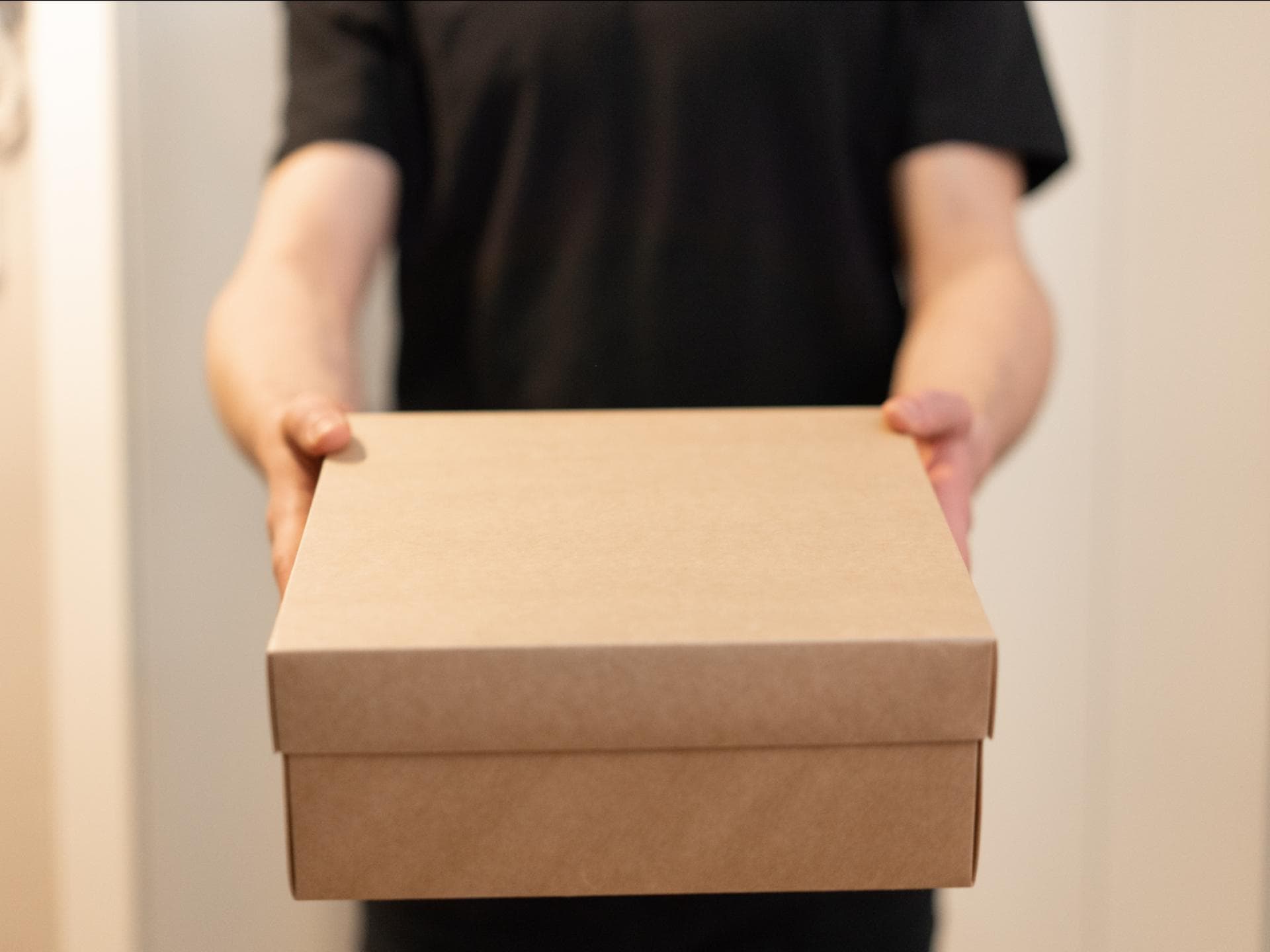Mann mit Paket