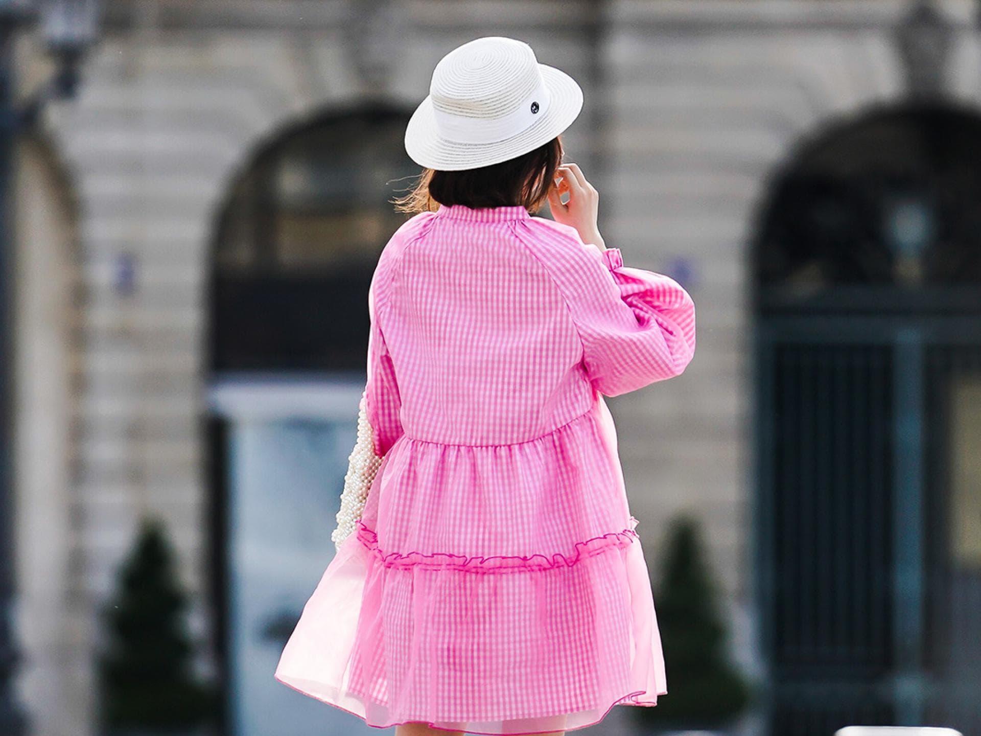 Frau im rosa Kleid