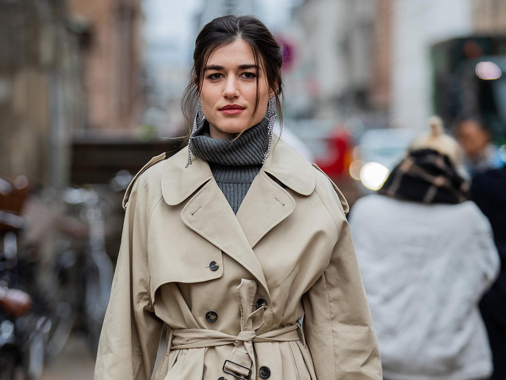 Frau im Trenchcoat und Rollkragen Frau im Trenchcoat und Rollkragen