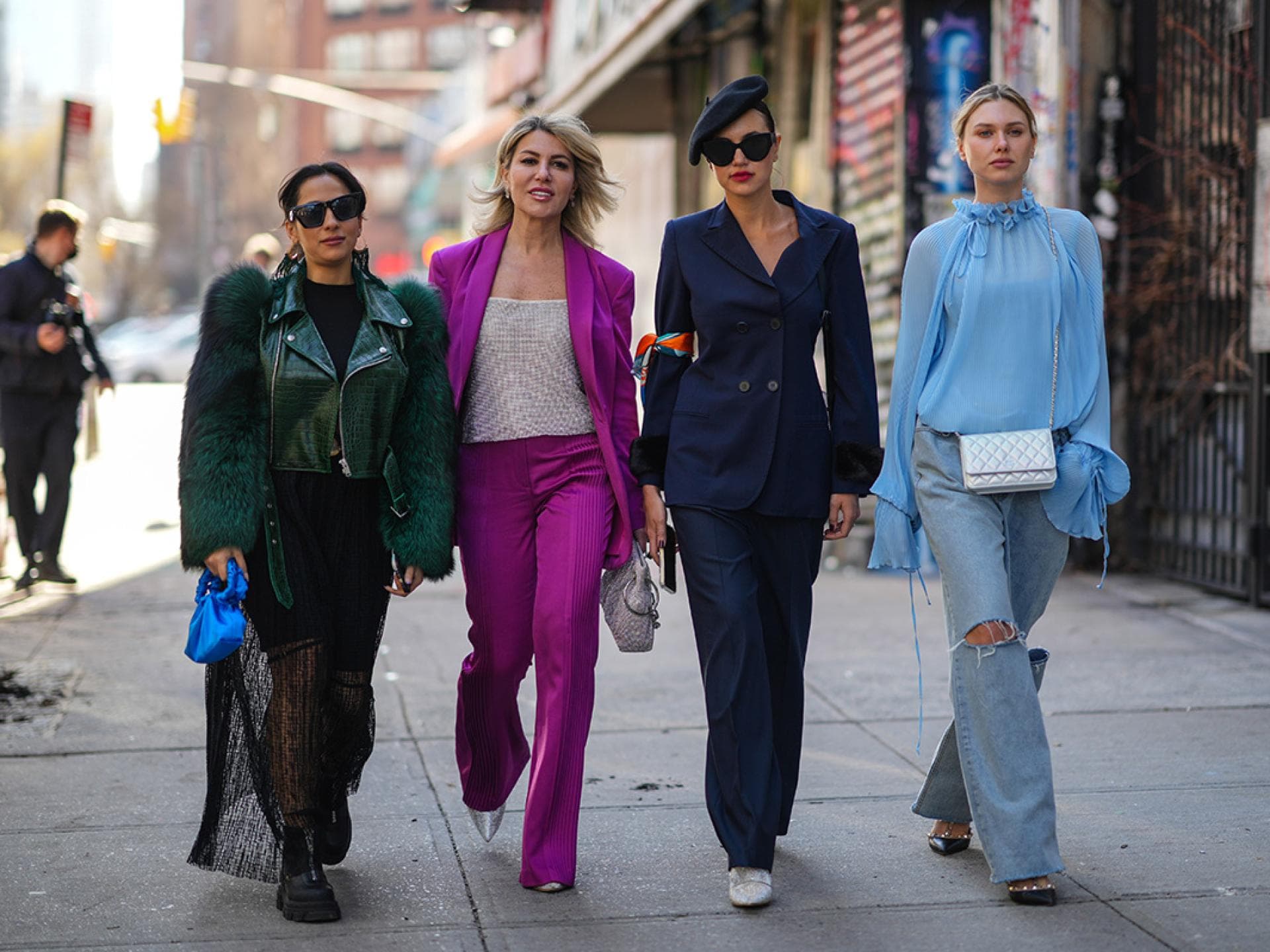 Frauen mit bunten Hosen Frauen mit bunten Hosen