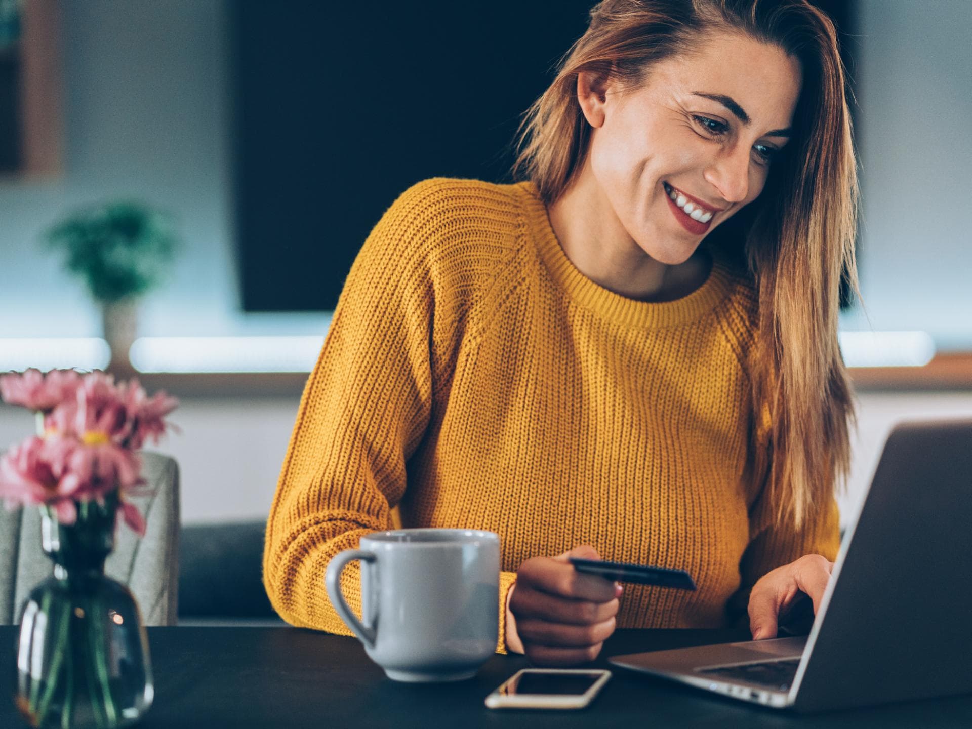 Geld Sparen mit diesen 3 Tipps Frau sitzt am Laptop beim Onlineshopping