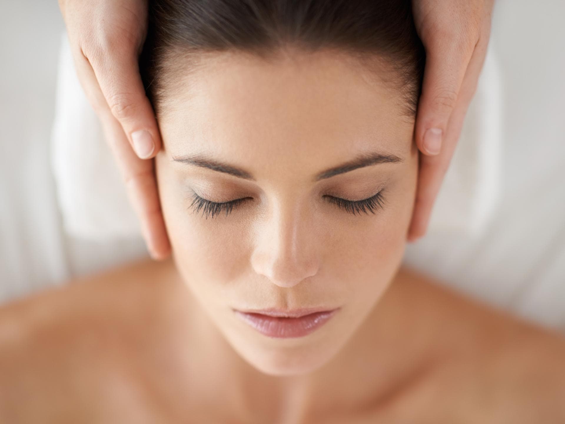 Frau bekommt Kopfmassage