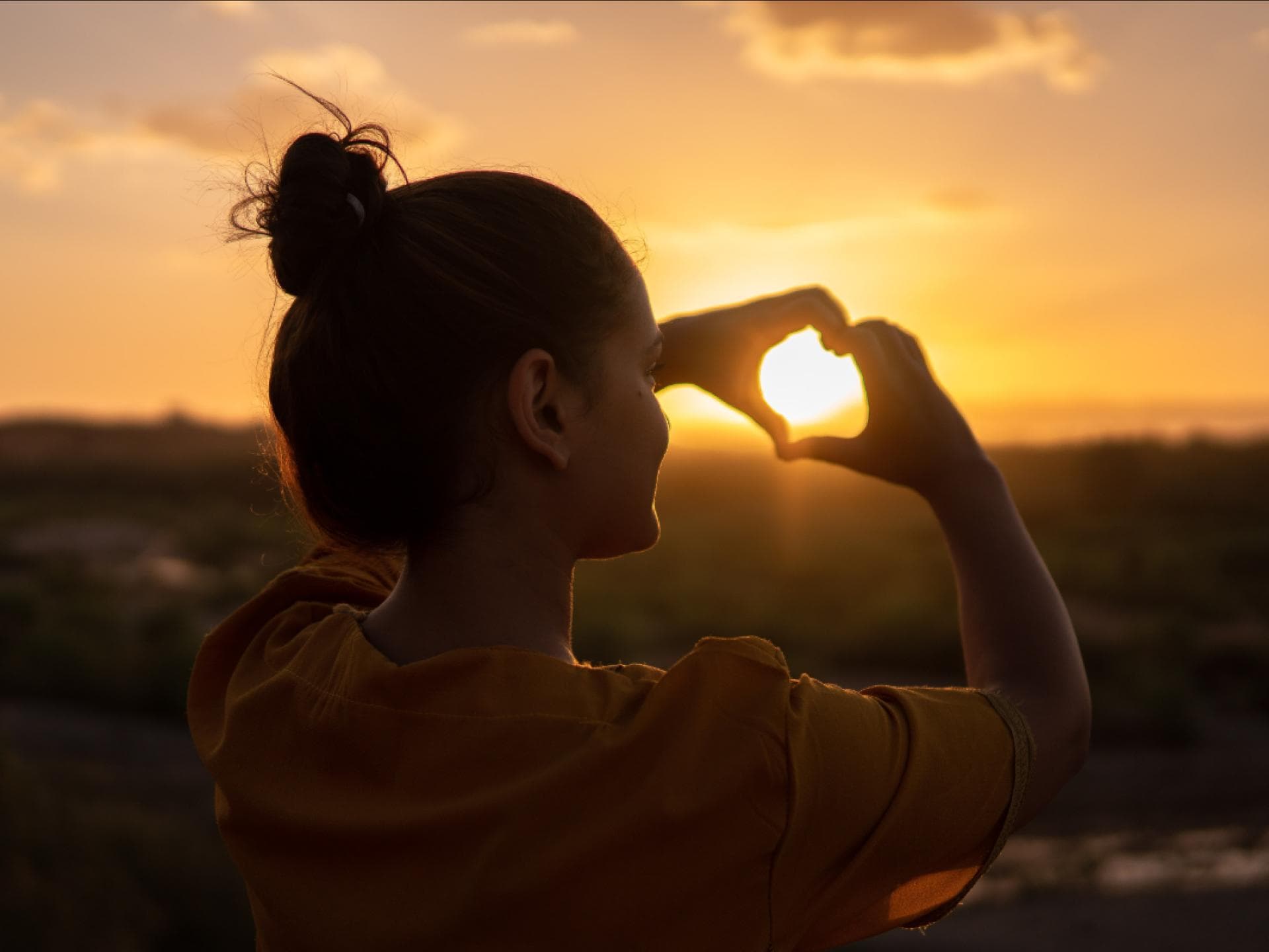 Selbstliebe Frau im Sonnenuntergang