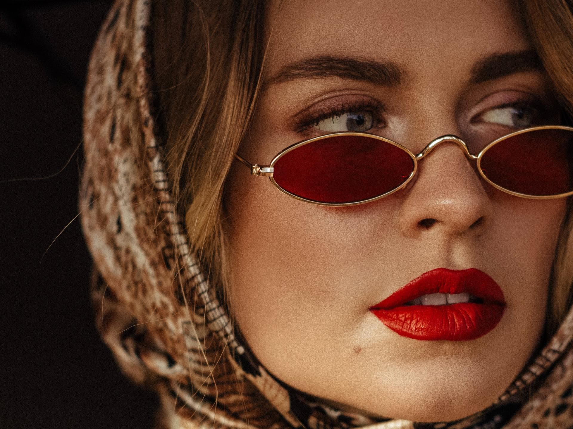 Horoskop furchtlos Frau mit Sonnenbrille