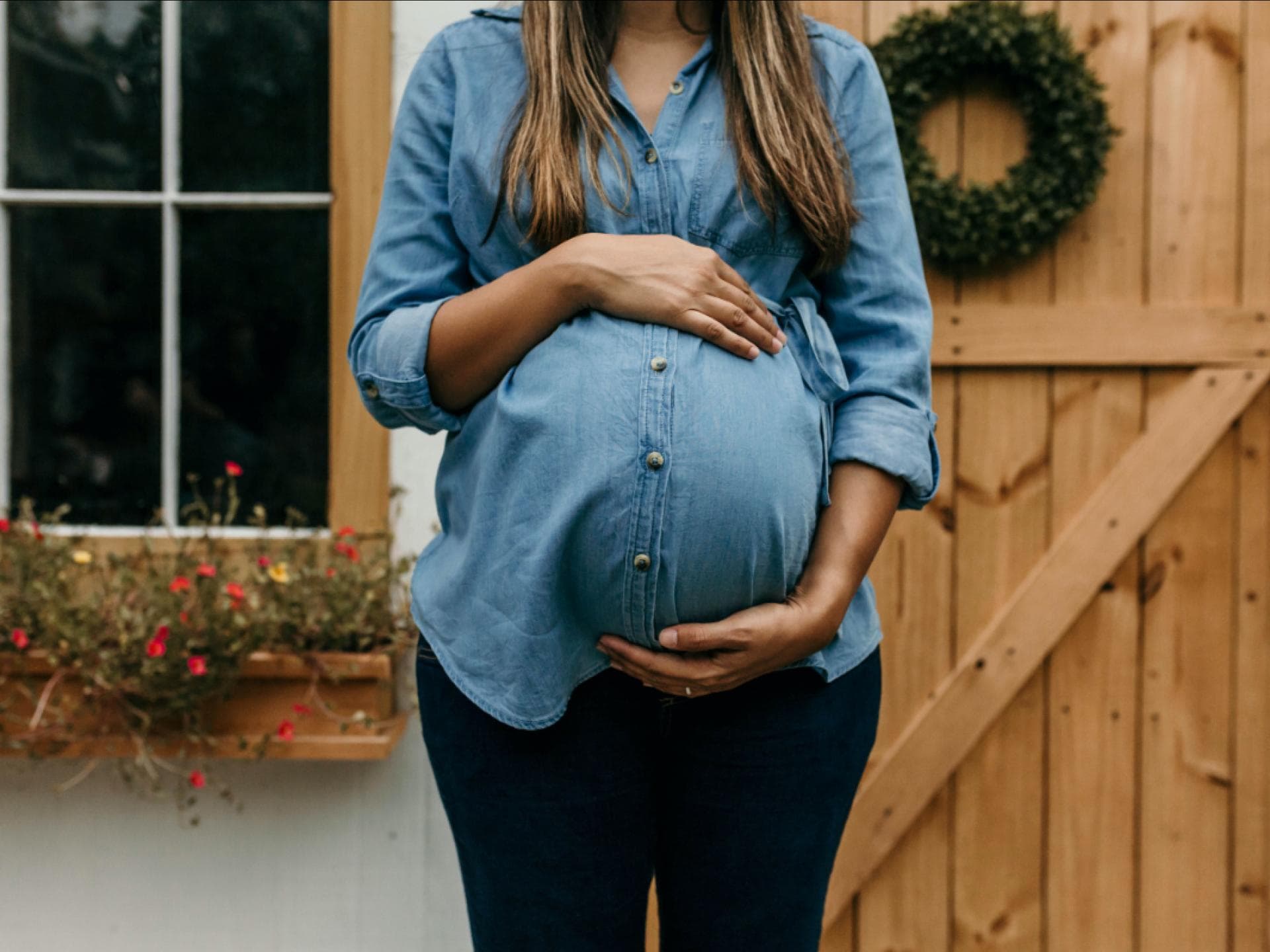 Schwangere Frau hält ihren Bauch