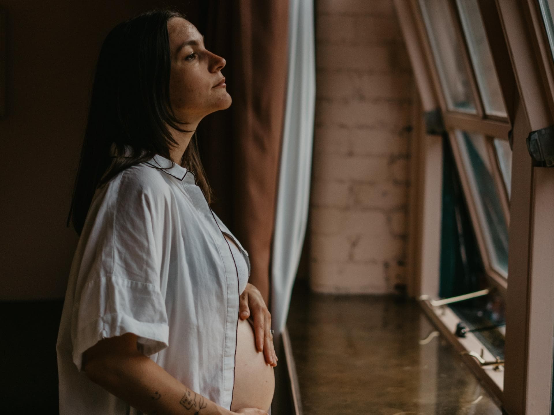 Schwangere Frau hält Bauch