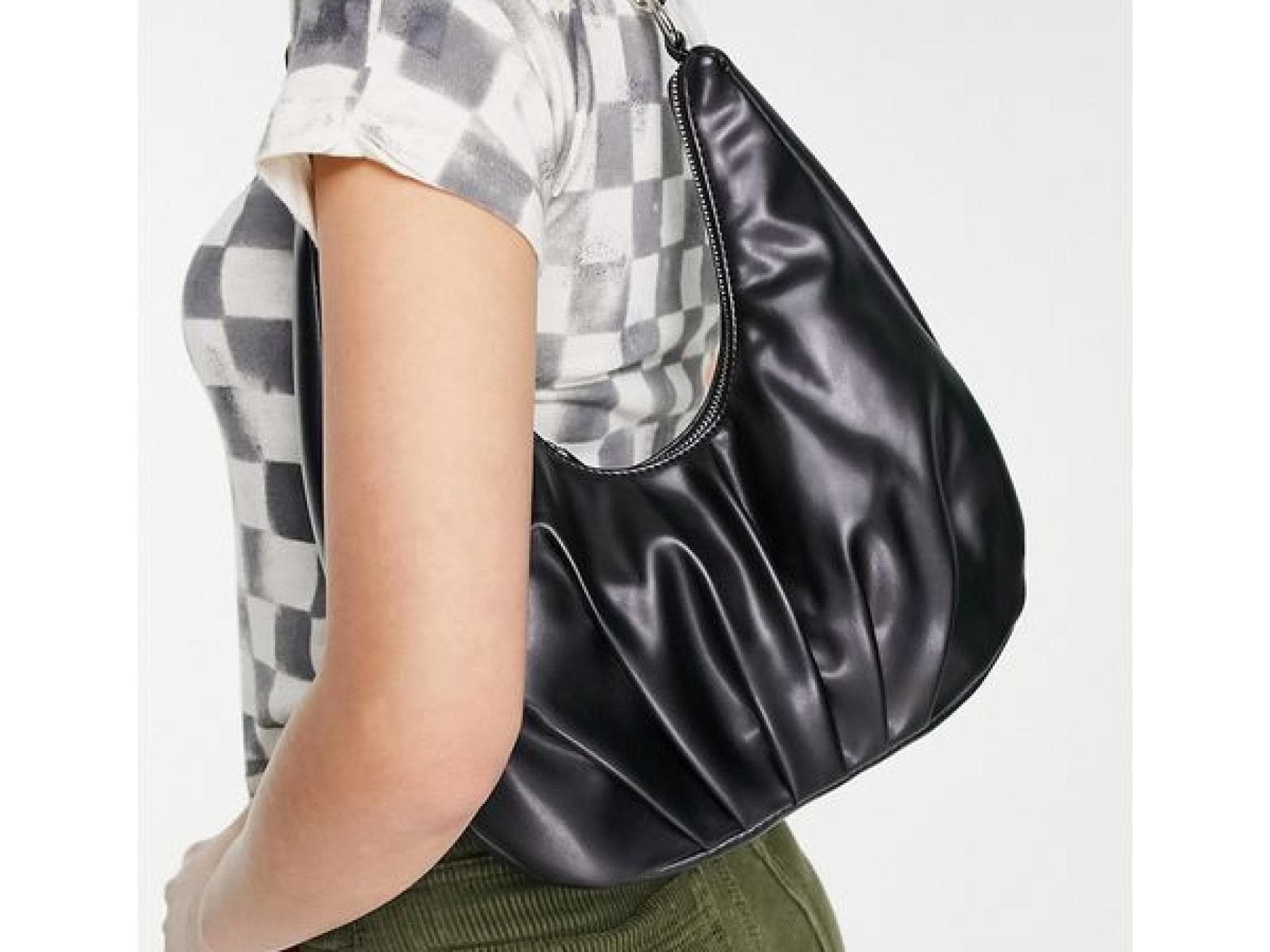 Shopper-Tasche in Schwarz mit Kettendetail und Raffung
