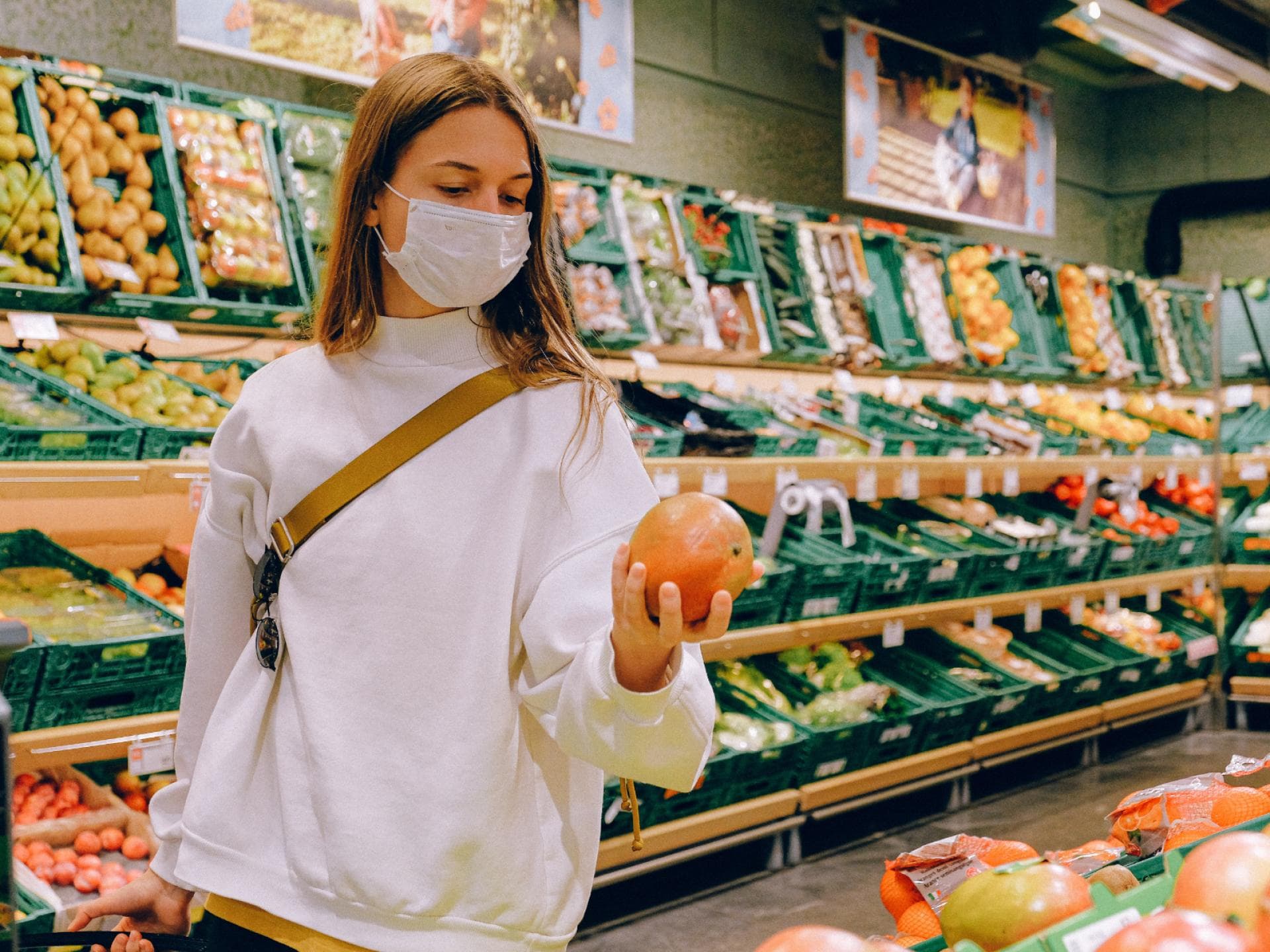 Frau kauft im Supermarkt ein