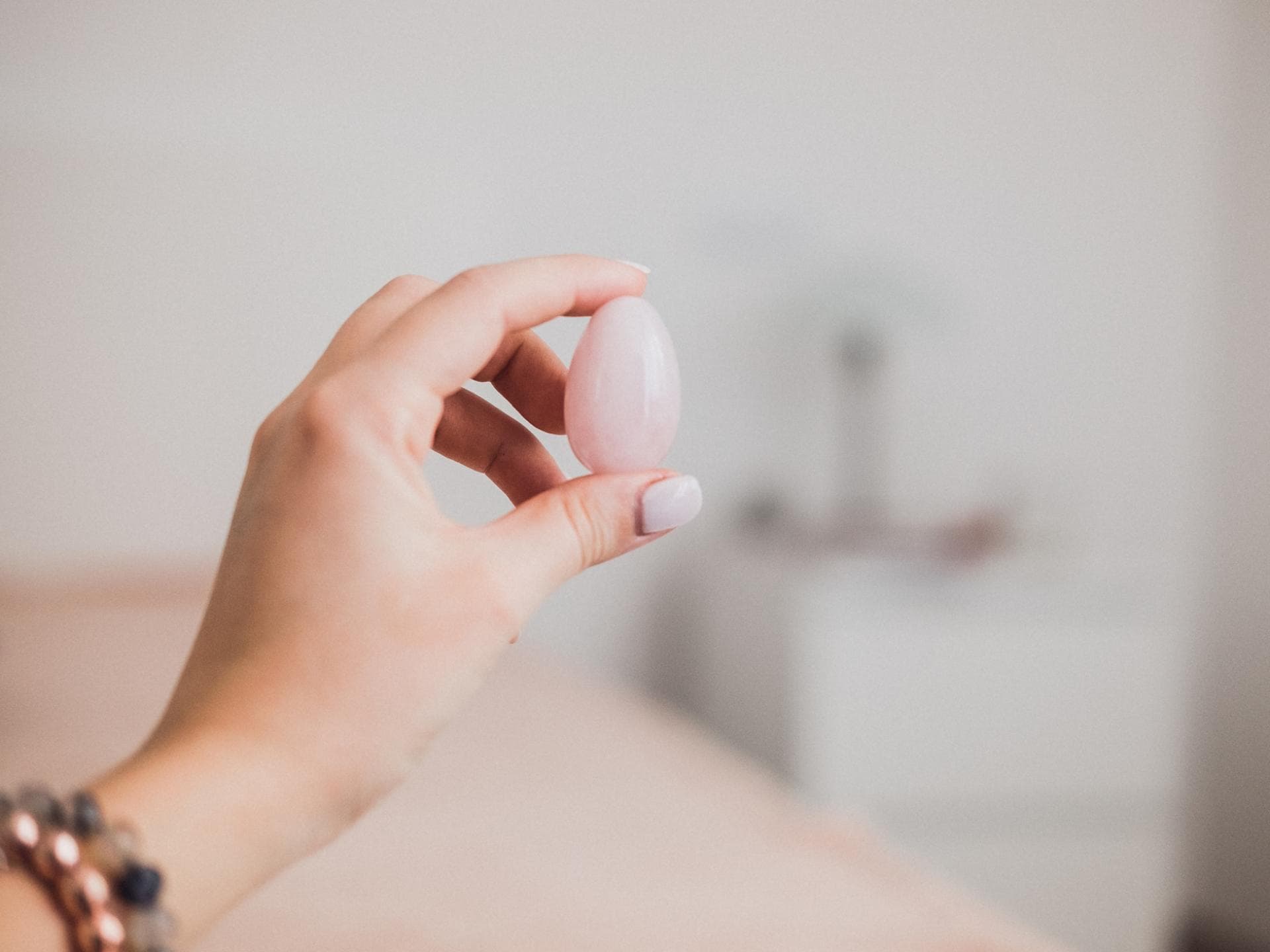 Yoni-Ei in Hand