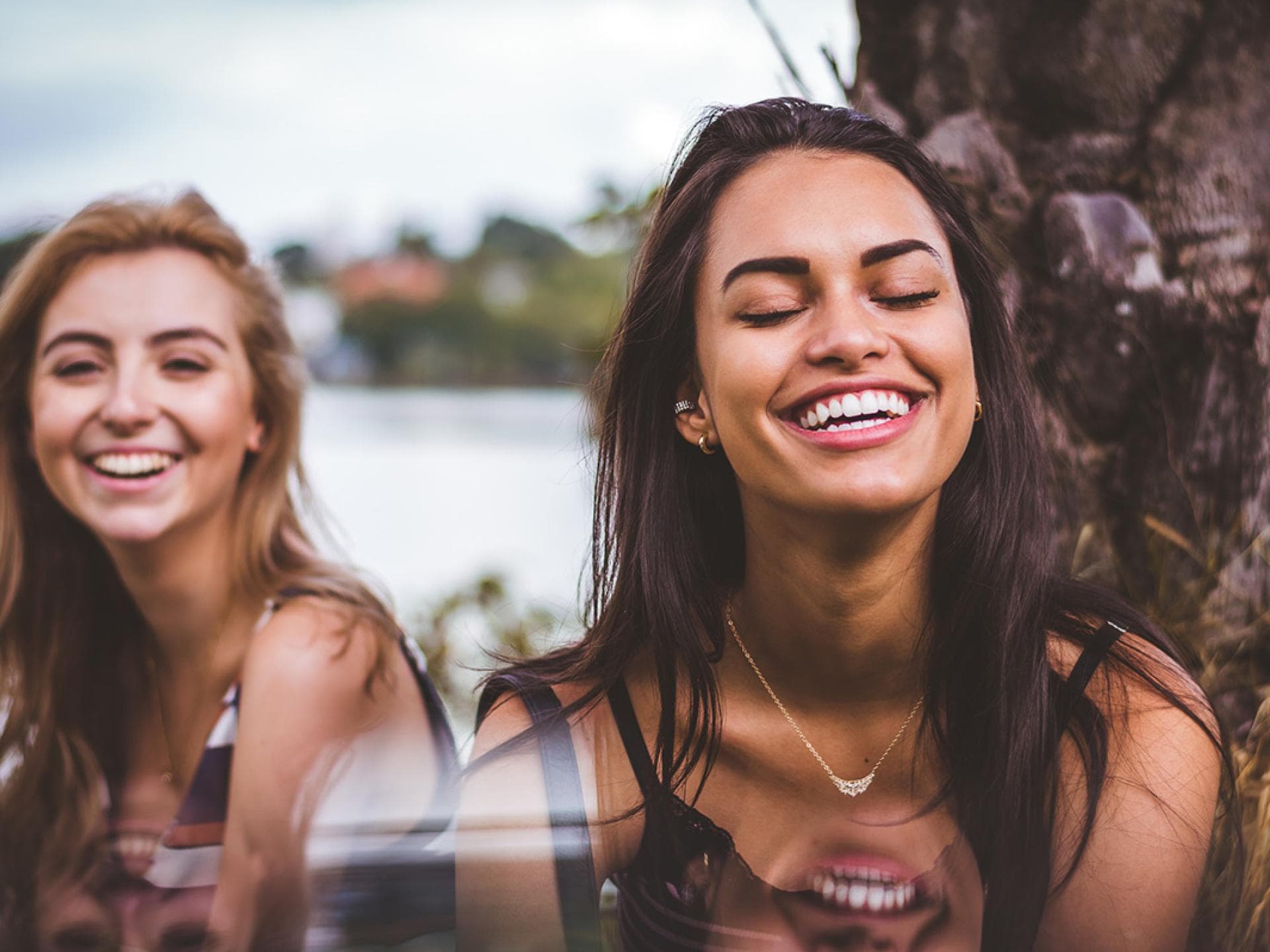 Zwei junge Frauen lachen