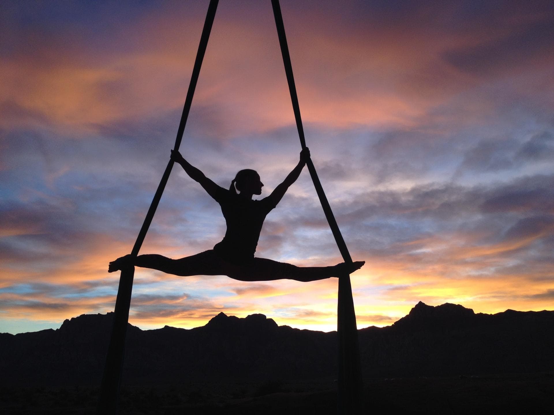 Frau macht Aerial Yoga