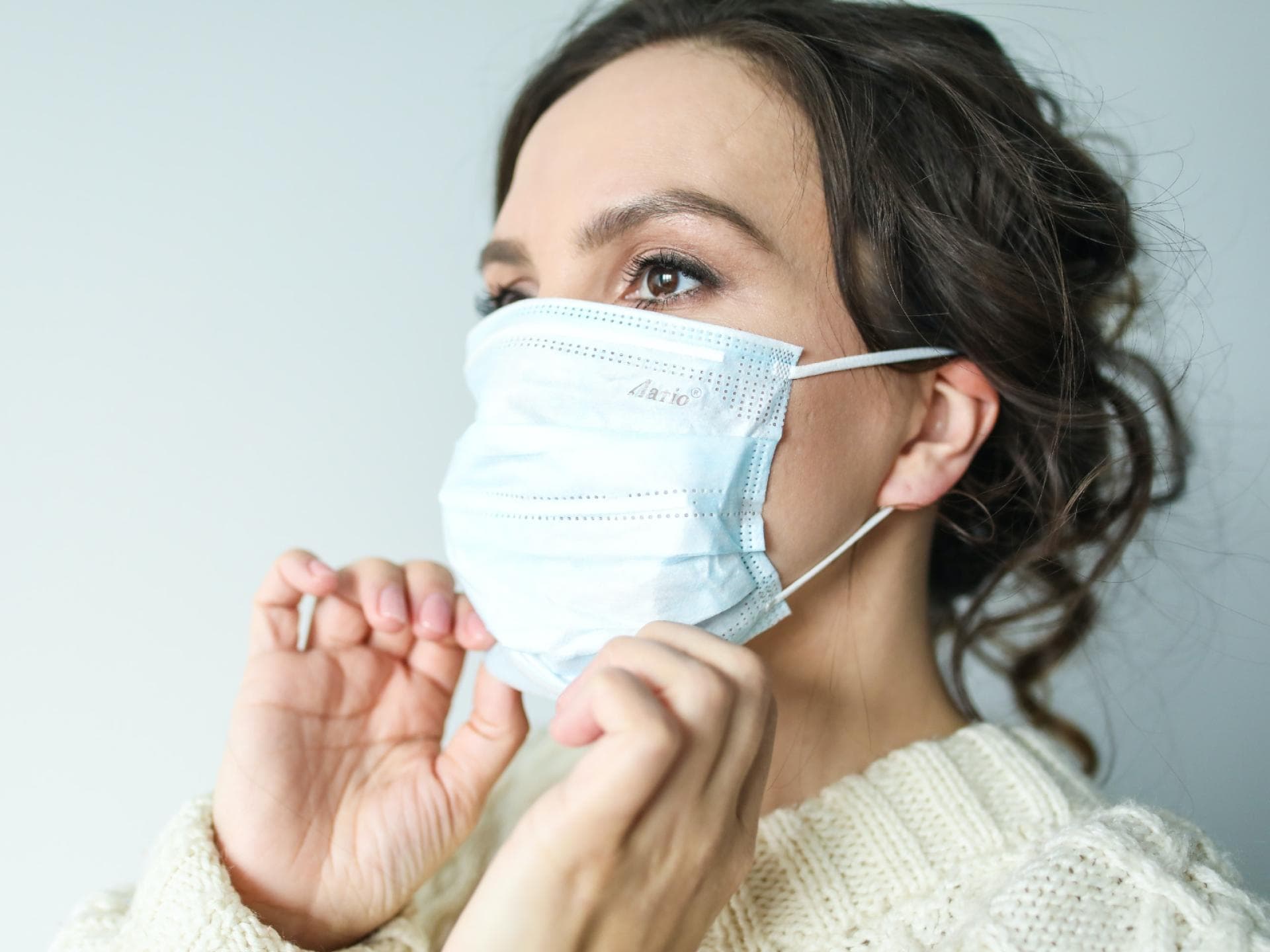 Frau mit Maske Corona