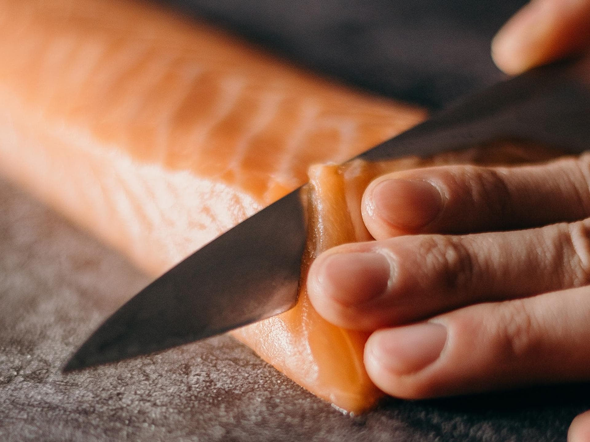 Fisch wird geschnitten