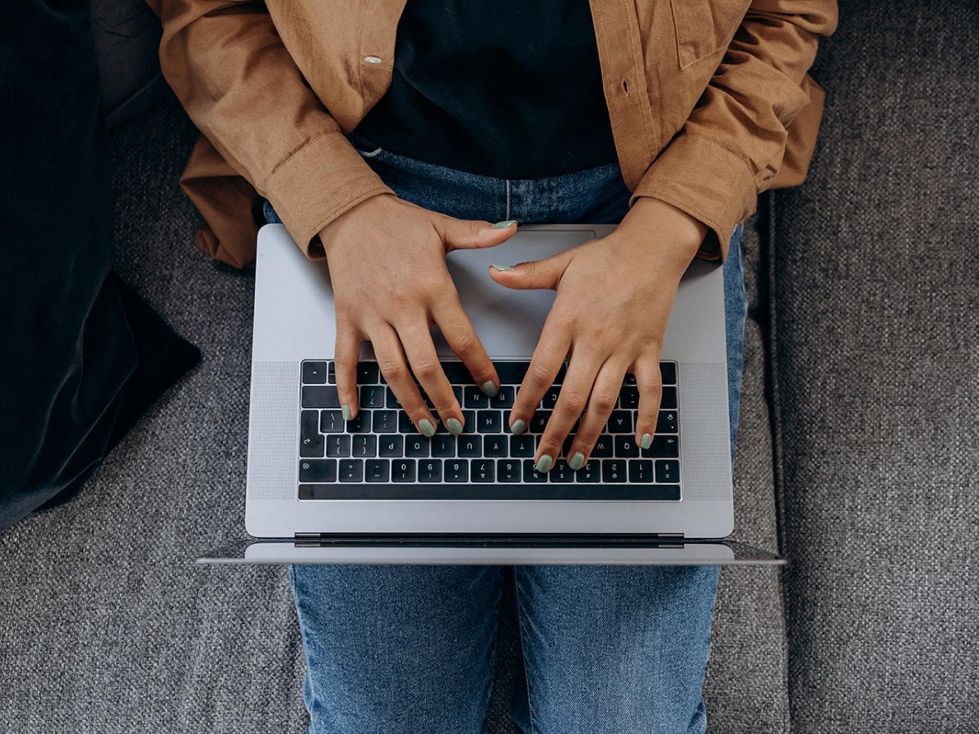 Frau schreibt am Laptop