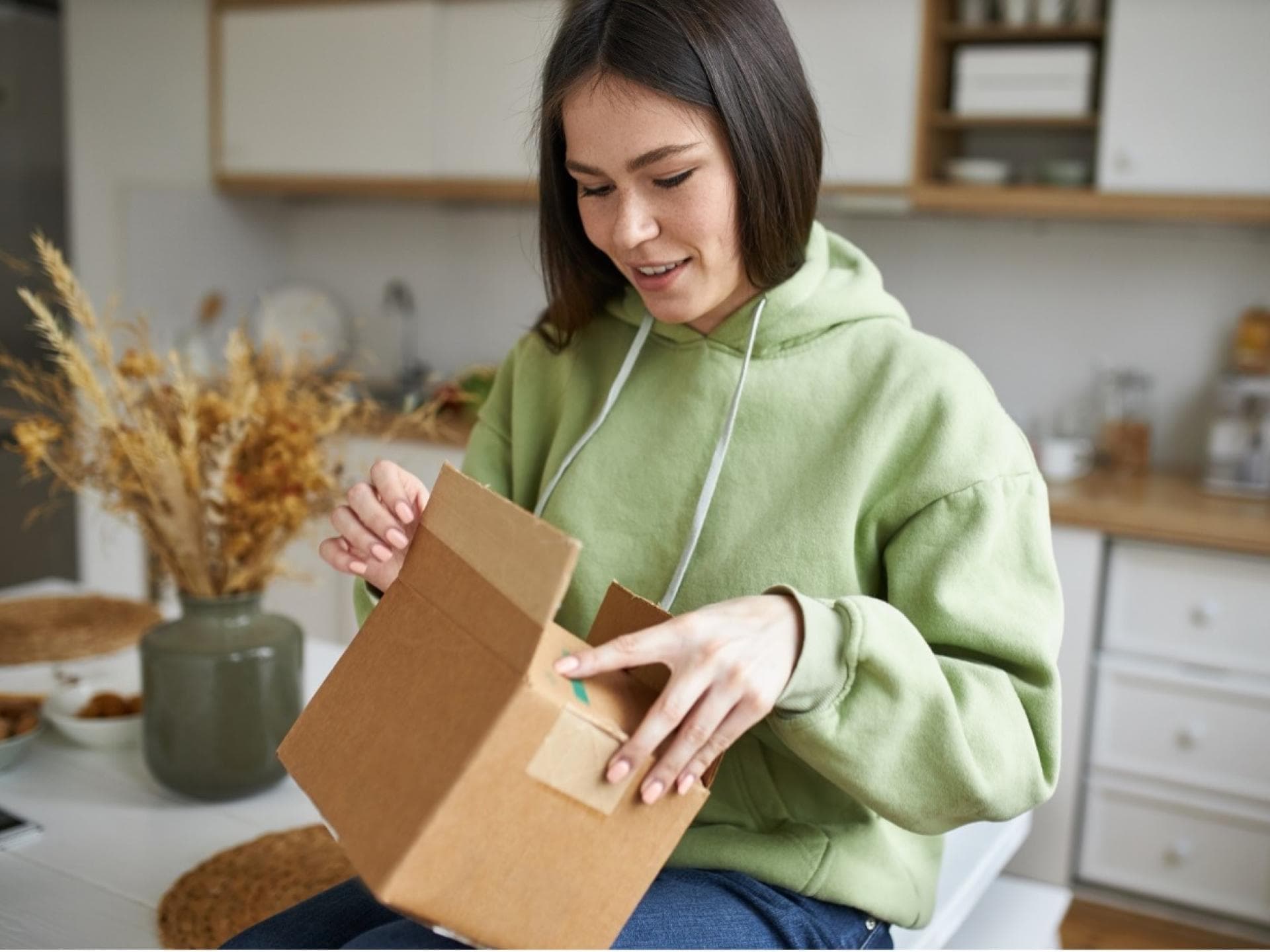 Frau packt Karton aus Frau packt Karton aus