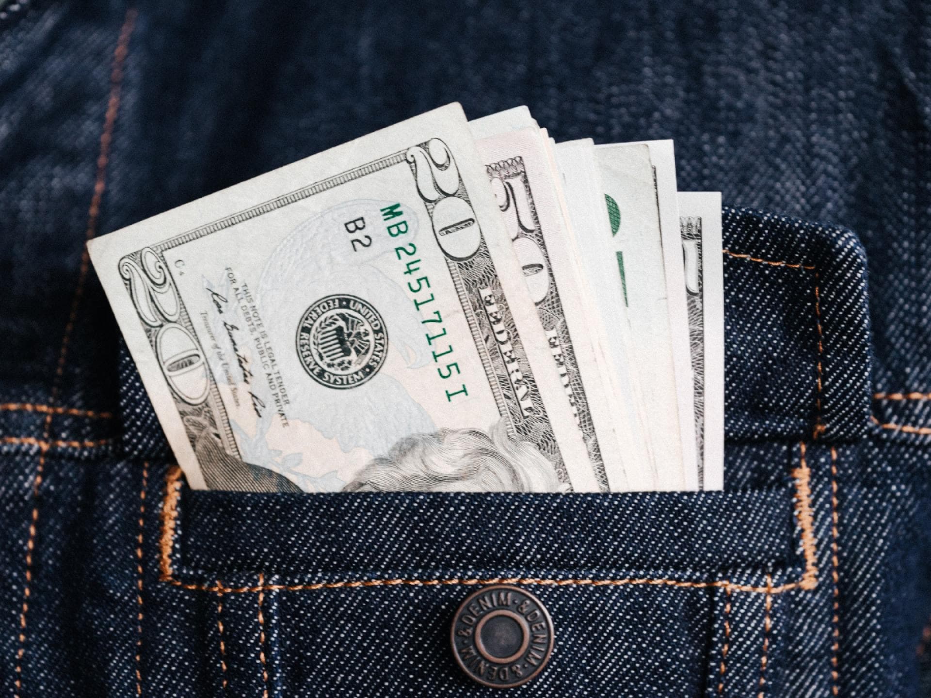 Geld in der Brusttasche