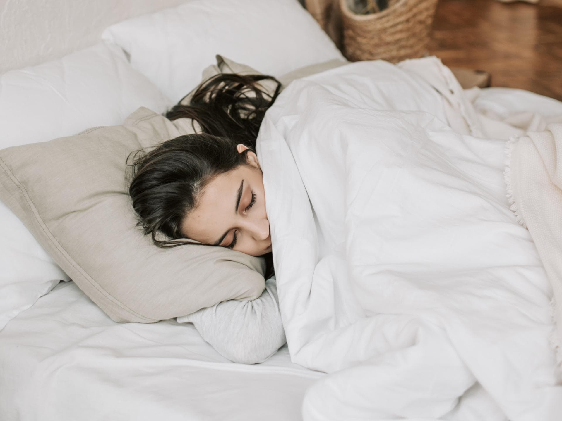 Frau schläft unter einer Decke
