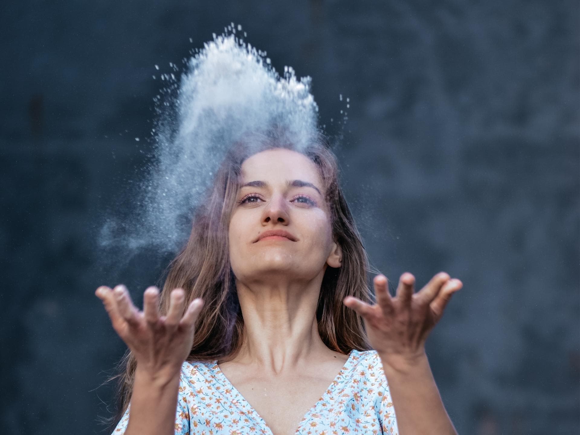Frau mit Haarpuder