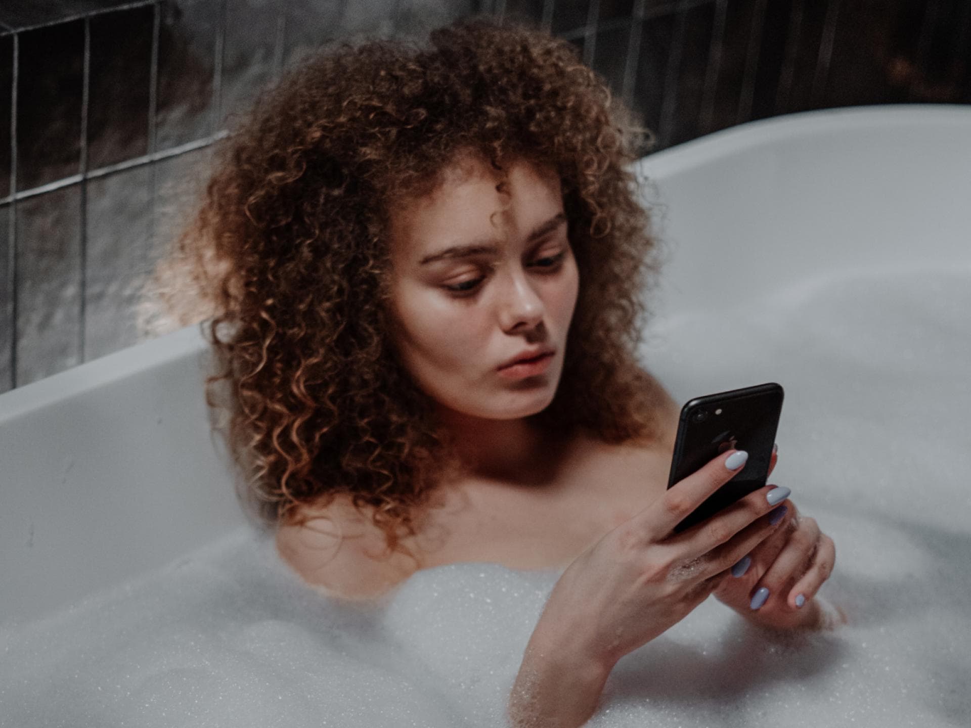 Frau Badezimmer Smartphone Frau Badezimmer Smartphone
