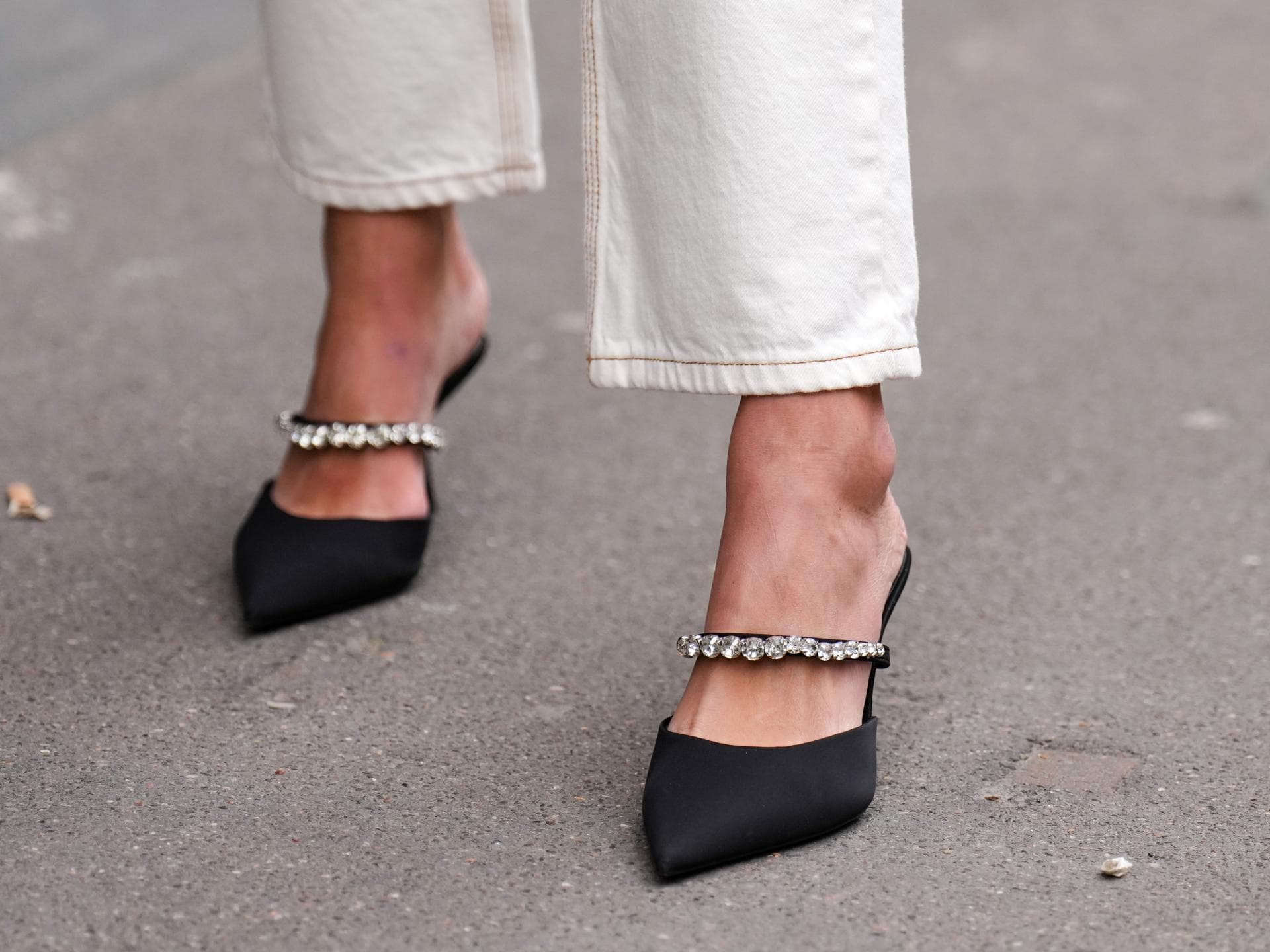 schwarze Pumps mit Strasssteinchen