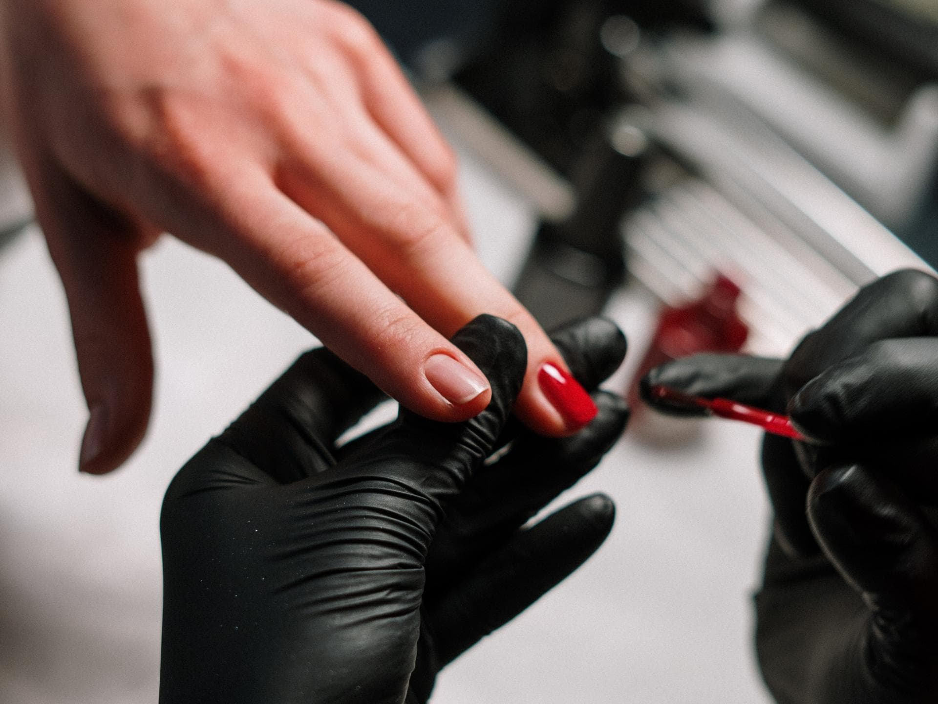 Nagellack Trends Frühling Frau lackiert rote Nägel