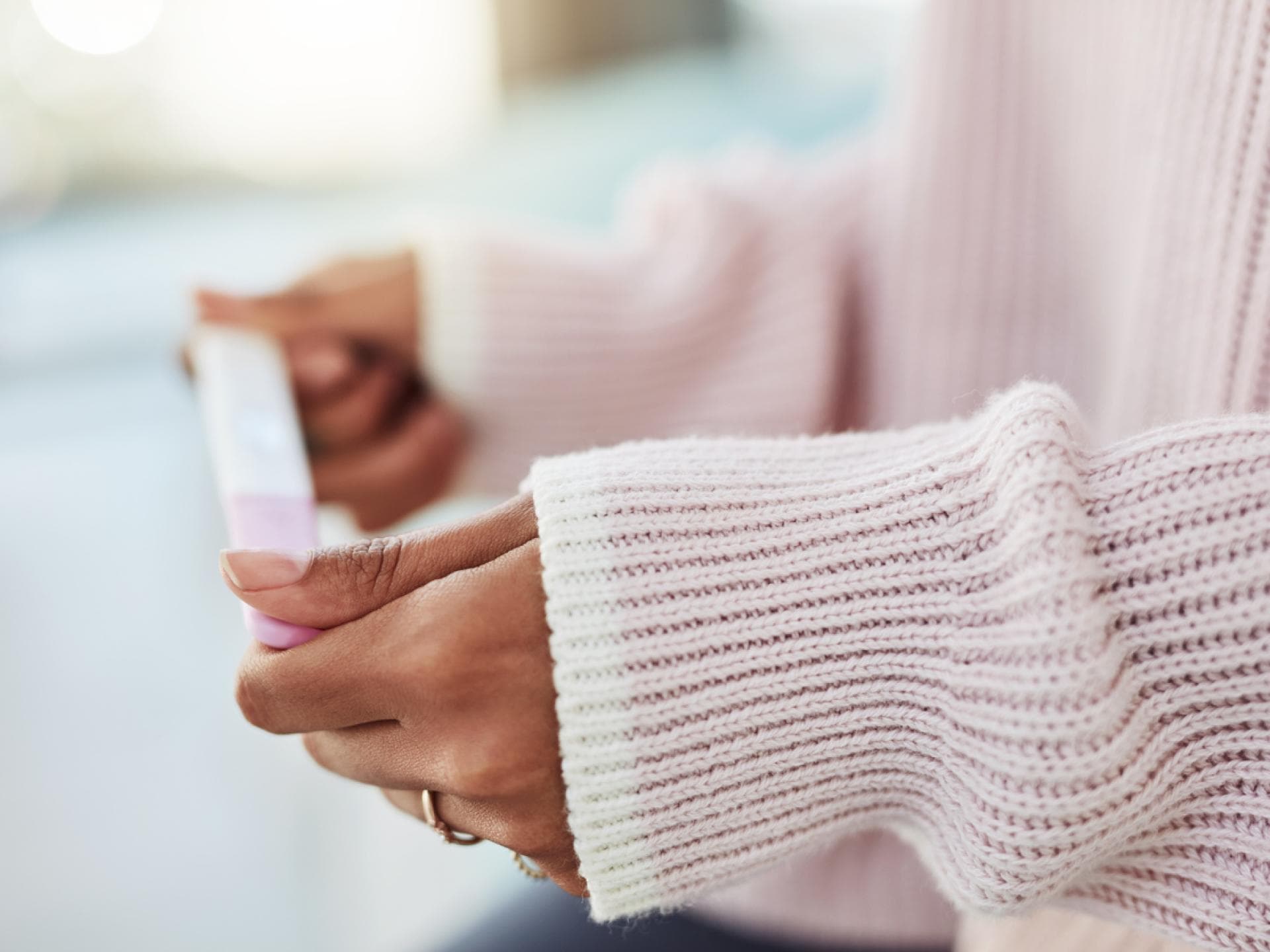 Frau mit Ovulationstest in der Hand