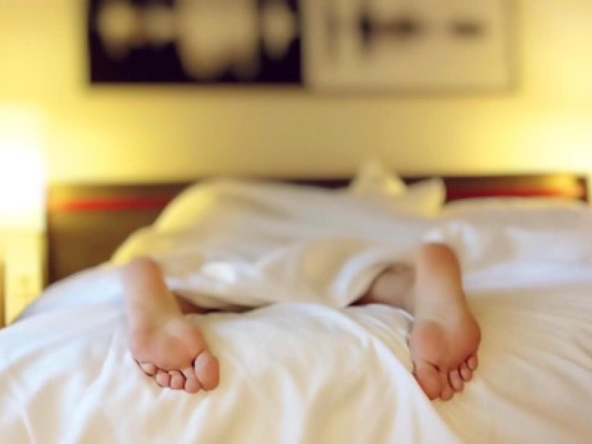 Person liegt im Bett