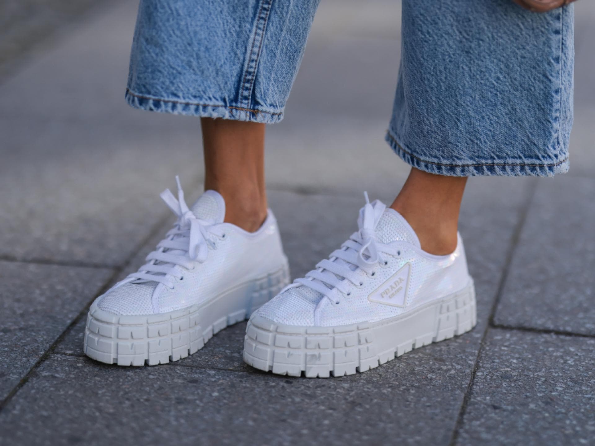 Schuhe für kleine Frauen: Sneaker weiß mit Plateau