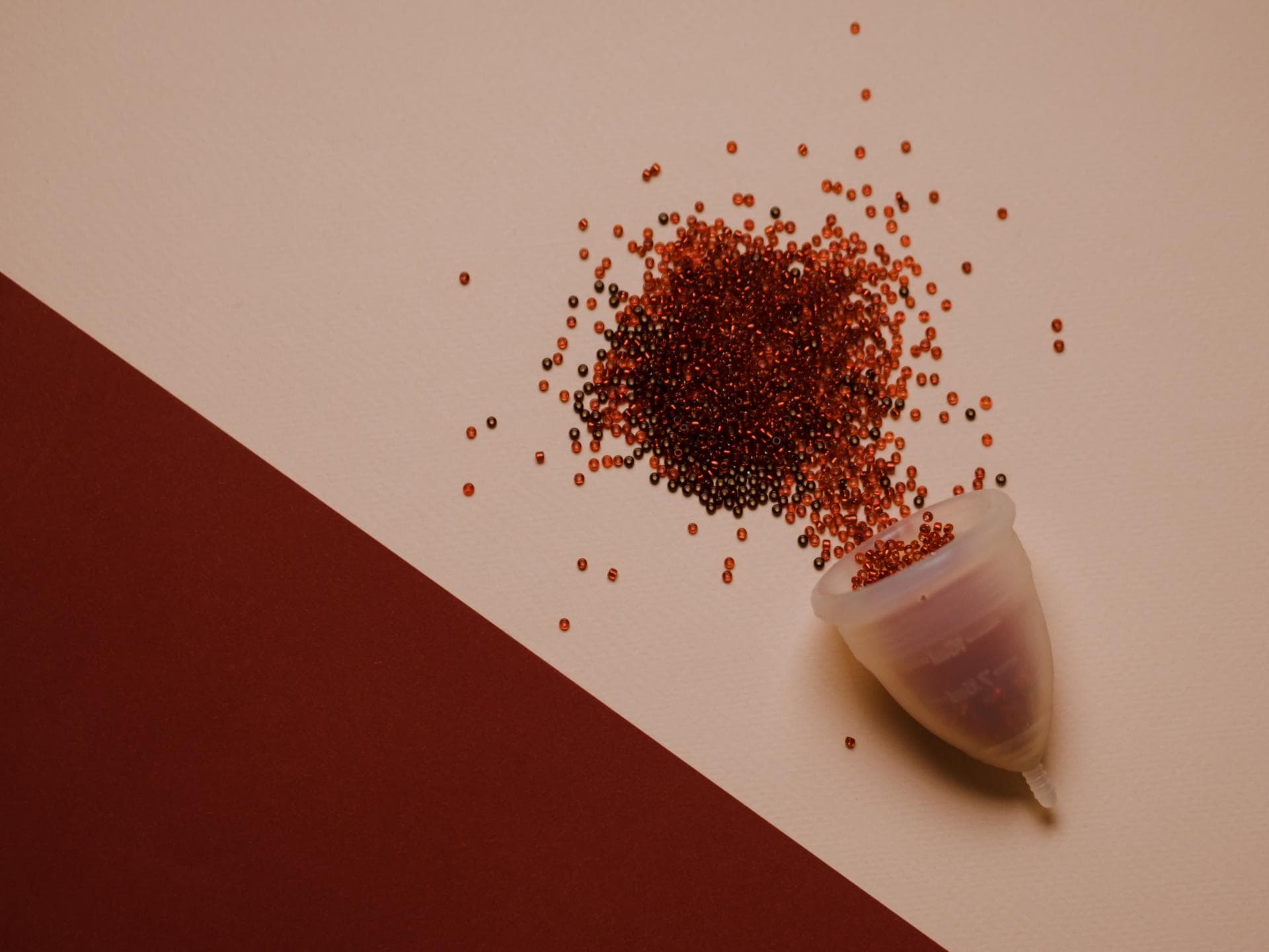 Menstruationstasse mit roten Glitzer