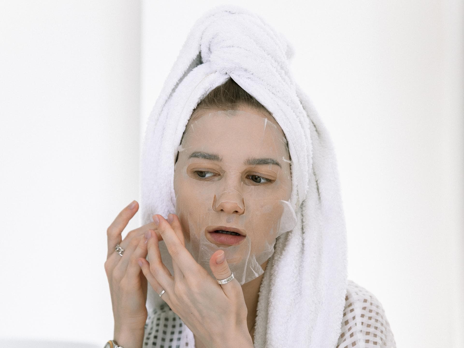 Frau mit Tuchmaske auf Gesicht