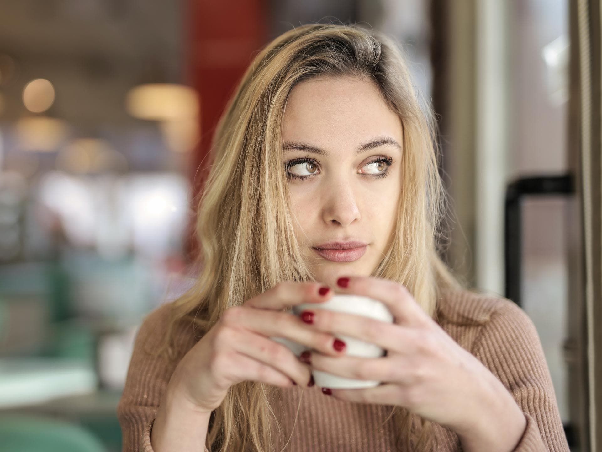 Frau trinkt kaffee nachdenklich