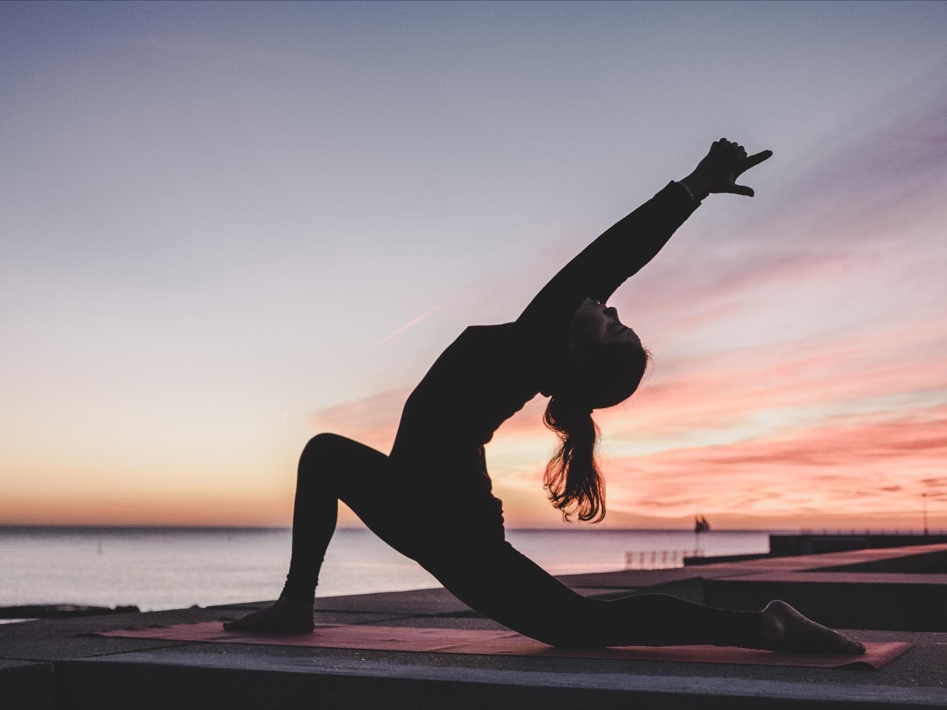 Frau macht Vinyasa Yoga