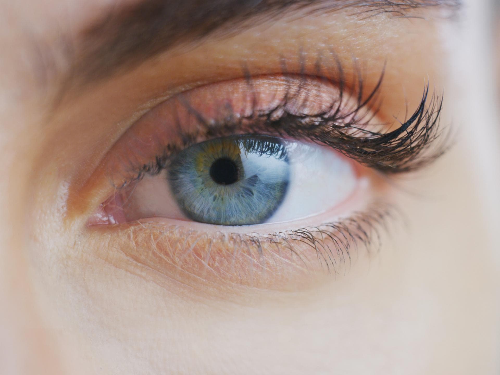 Frau mit Wimpernlaminierung