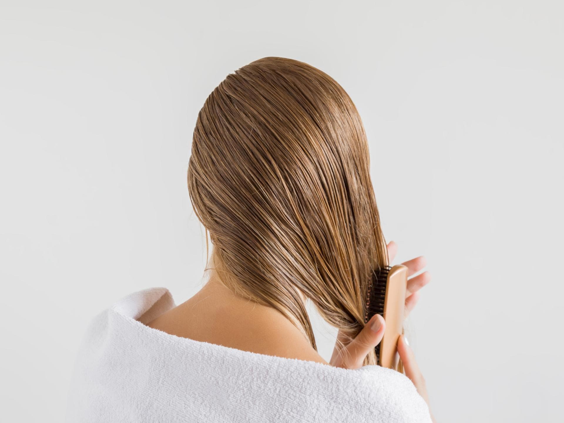 Blondierte Haare pflegen Frau pflegt blondierte Haare